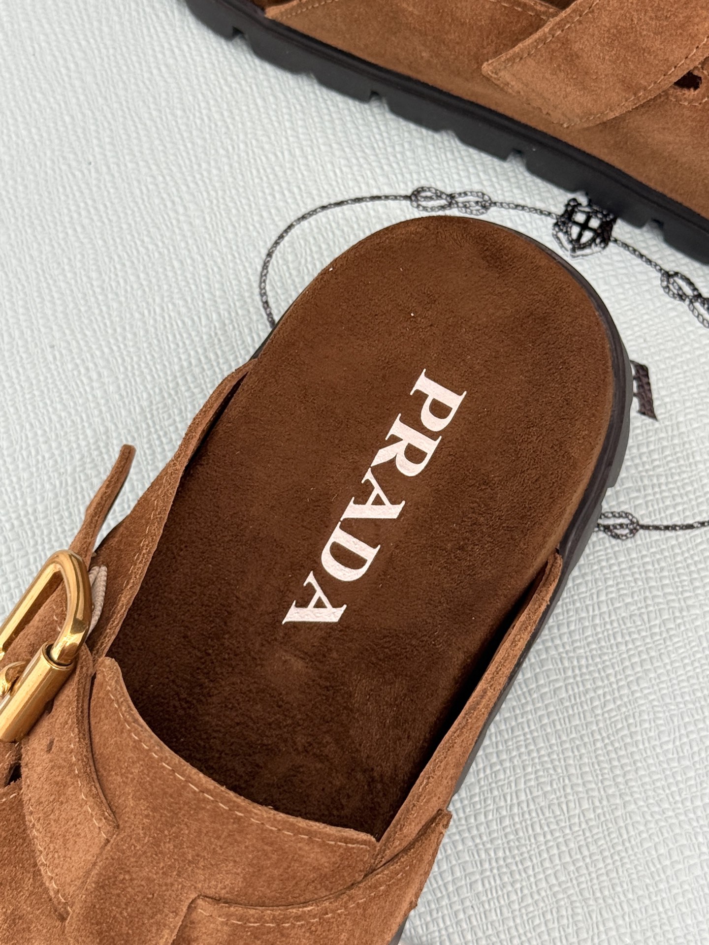 
Prada/普拉达经典春夏新品
三角标勃肯拖鞋
超轻无敌轻凉鞋加入夏日阵营
包头宽面的设计拯救不少鞋型