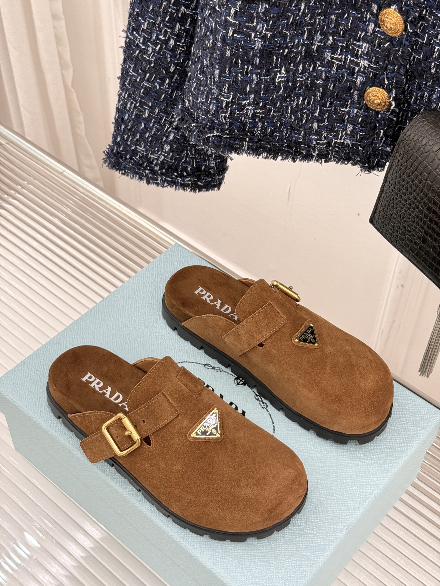 
Prada/普拉达经典春夏新品
三角标勃肯拖鞋
超轻无敌轻凉鞋加入夏日阵营
包头宽面的设计拯救不少鞋型