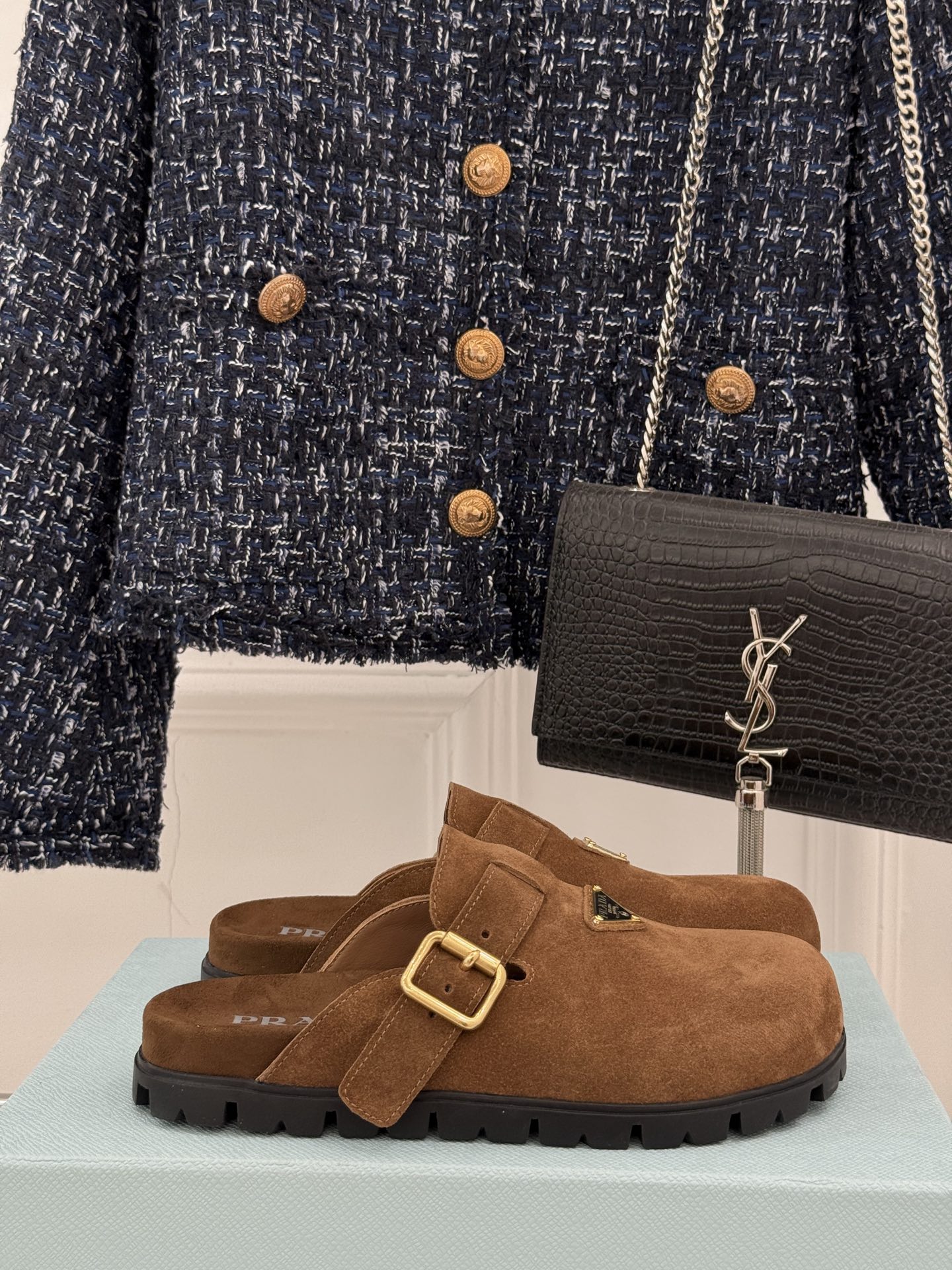 
Prada/普拉达经典春夏新品
三角标勃肯拖鞋
超轻无敌轻凉鞋加入夏日阵营
包头宽面的设计拯救不少鞋型