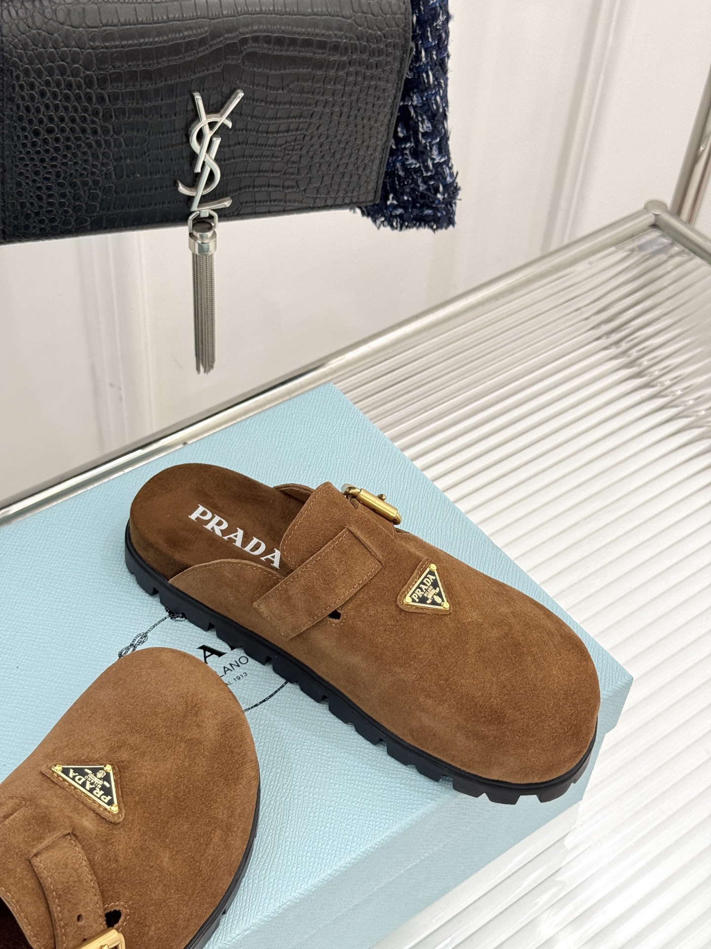 
Prada/普拉达经典春夏新品
三角标勃肯拖鞋
超轻无敌轻凉鞋加入夏日阵营
包头宽面的设计拯救不少鞋型