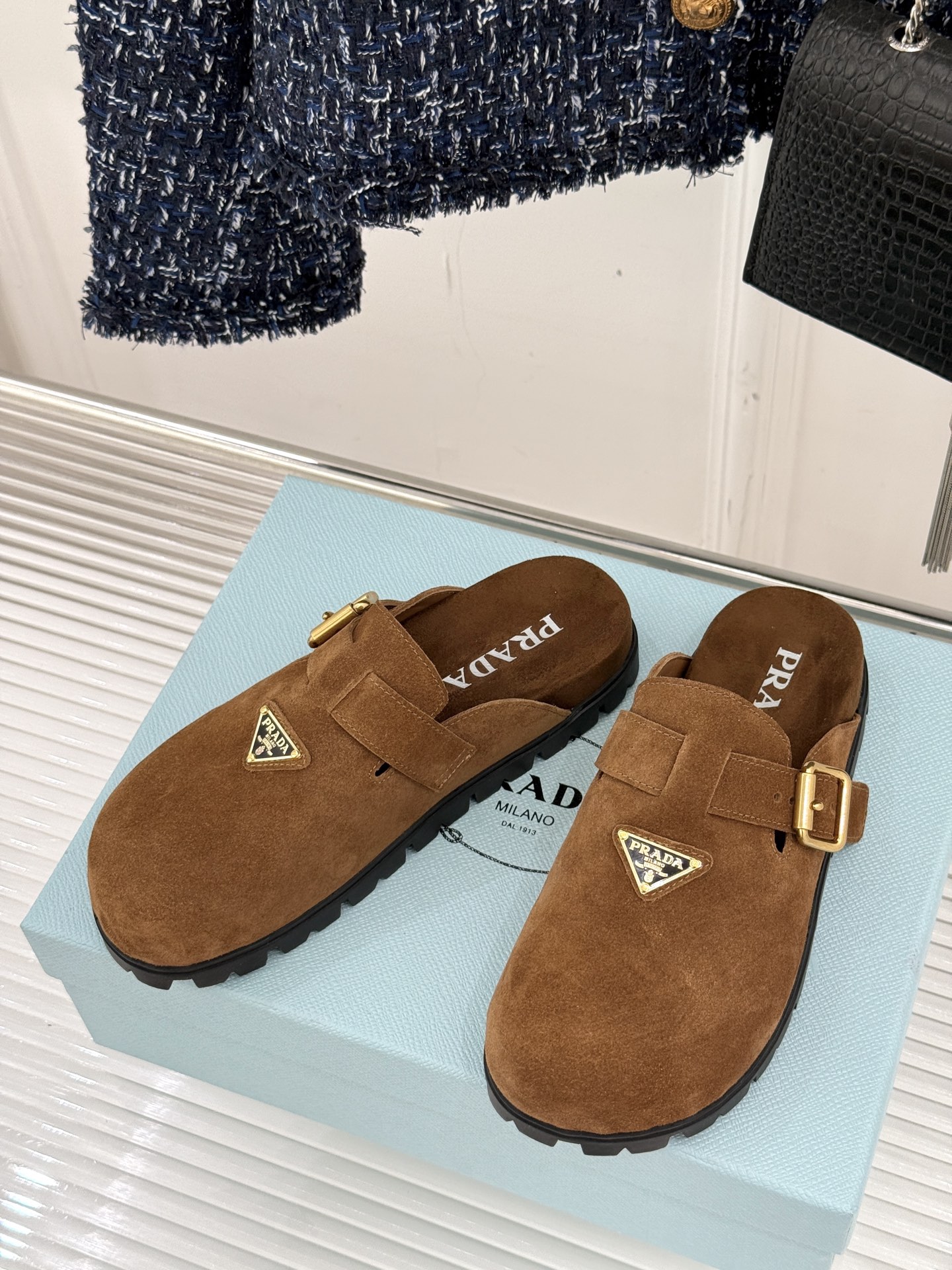 
Prada/普拉达经典春夏新品
三角标勃肯拖鞋
超轻无敌轻凉鞋加入夏日阵营
包头宽面的设计拯救不少鞋型