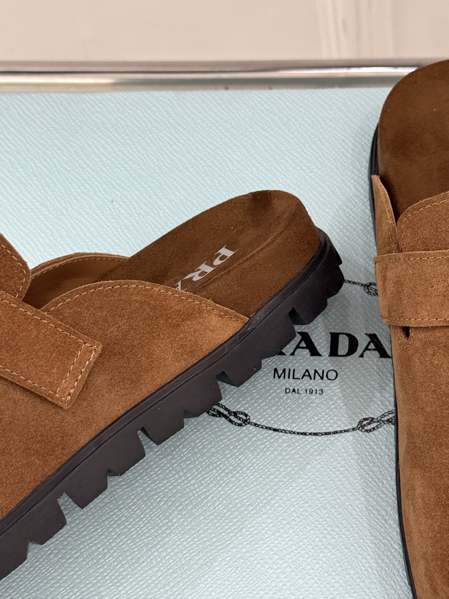 
Prada/普拉达经典春夏新品
三角标勃肯拖鞋
超轻无敌轻凉鞋加入夏日阵营
包头宽面的设计拯救不少鞋型