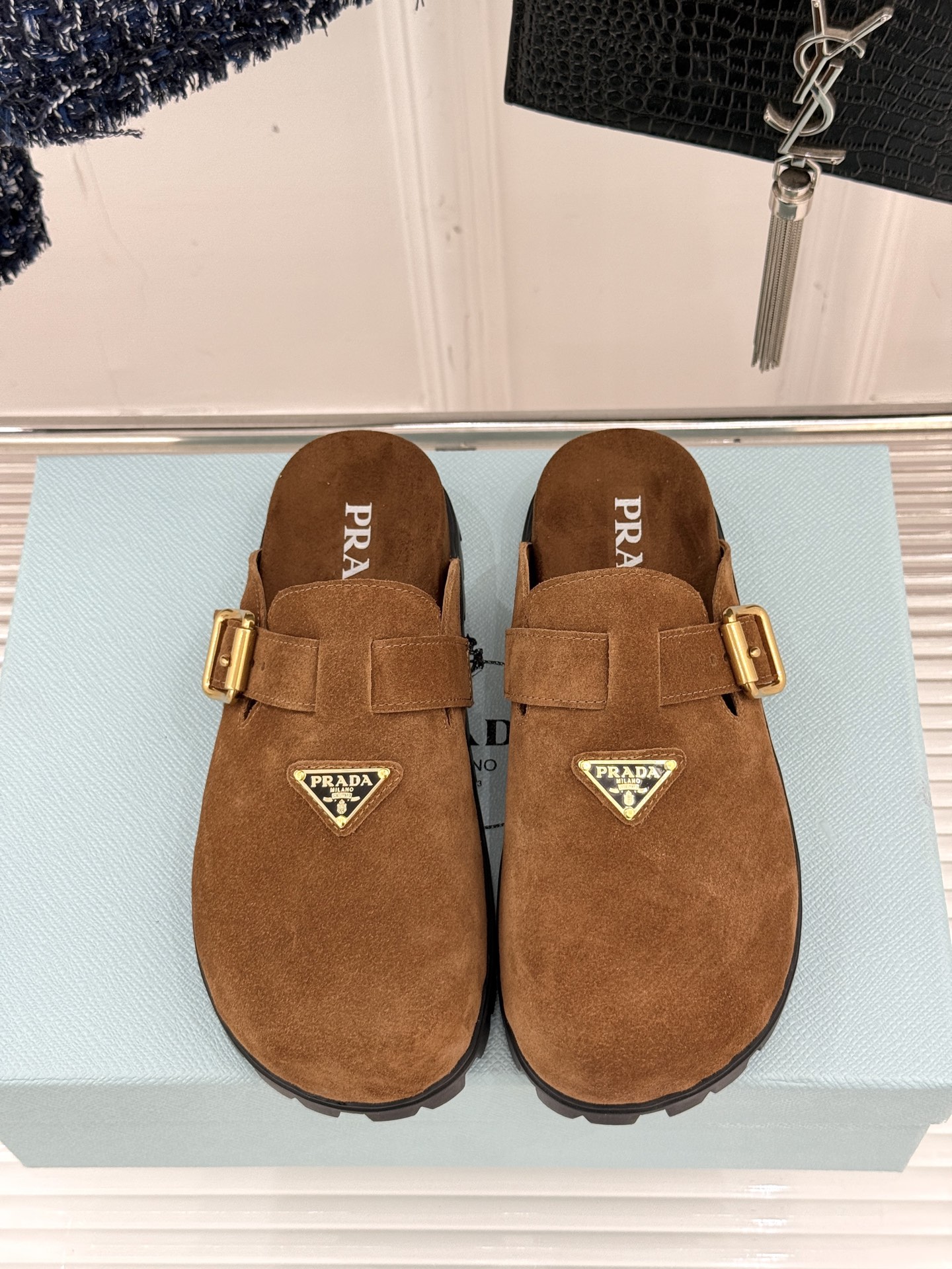 
Prada/普拉达经典春夏新品
三角标勃肯拖鞋
超轻无敌轻凉鞋加入夏日阵营
包头宽面的设计拯救不少鞋型