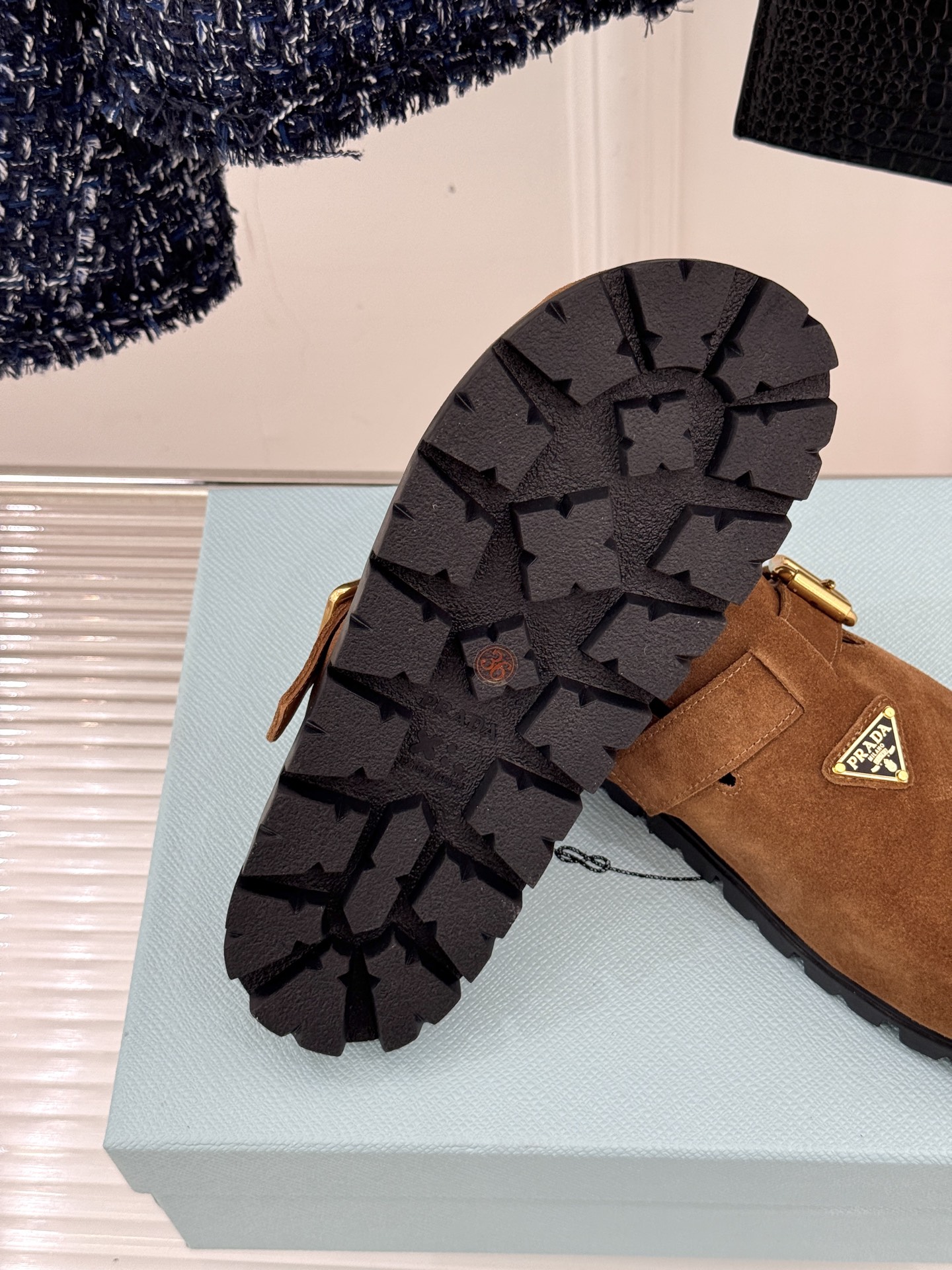 
Prada/普拉达经典春夏新品
三角标勃肯拖鞋
超轻无敌轻凉鞋加入夏日阵营
包头宽面的设计拯救不少鞋型