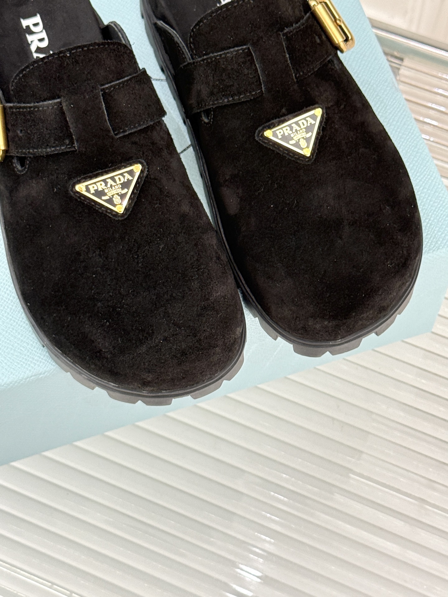 
Prada/普拉达经典春夏新品
三角标勃肯拖鞋
超轻无敌轻凉鞋加入夏日阵营
包头宽面的设计拯救不少鞋型