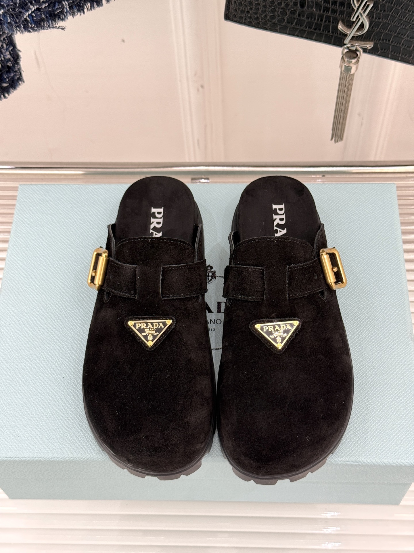 
Prada/普拉达经典春夏新品
三角标勃肯拖鞋
超轻无敌轻凉鞋加入夏日阵营
包头宽面的设计拯救不少鞋型