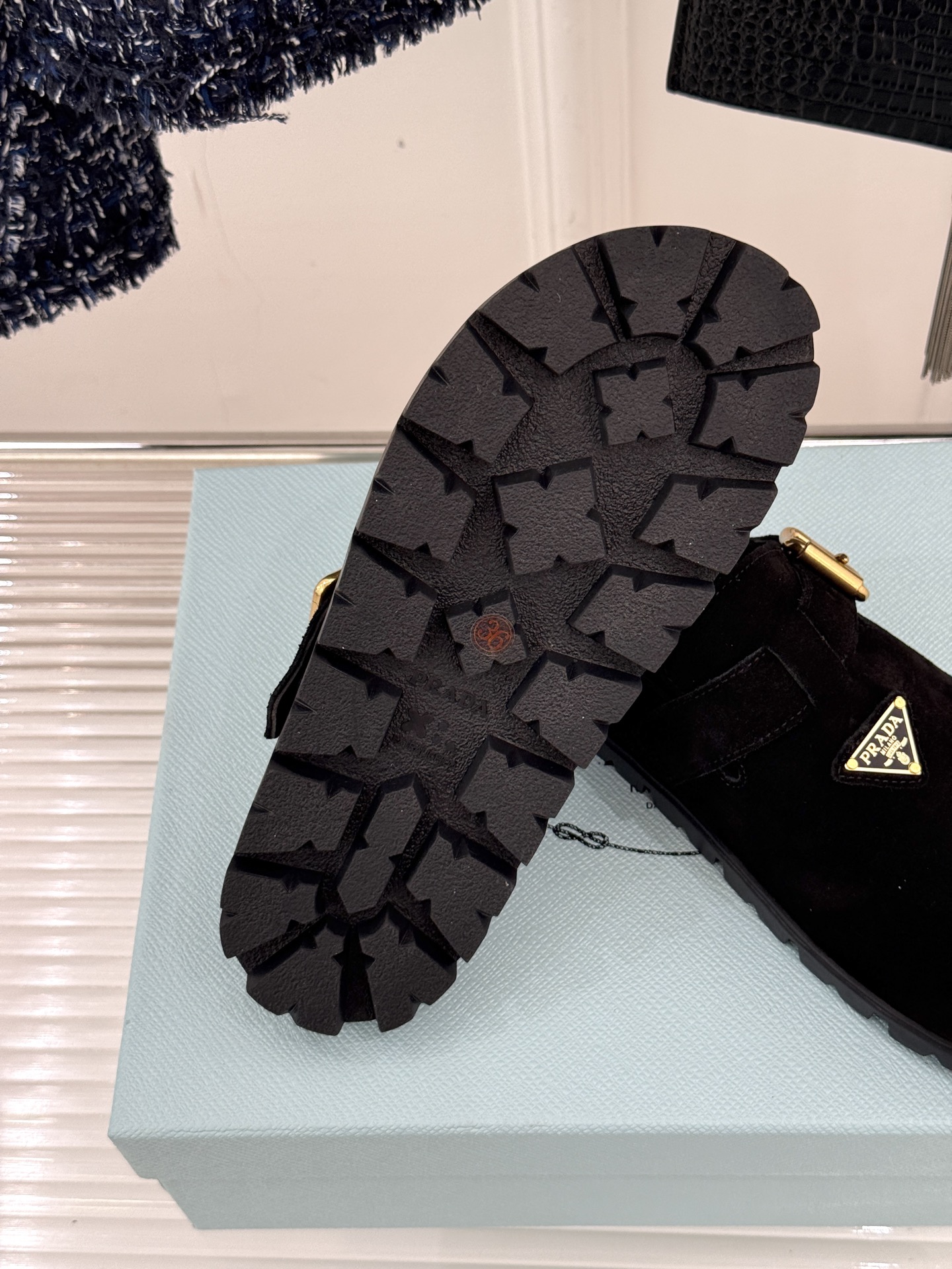 
Prada/普拉达经典春夏新品
三角标勃肯拖鞋
超轻无敌轻凉鞋加入夏日阵营
包头宽面的设计拯救不少鞋型