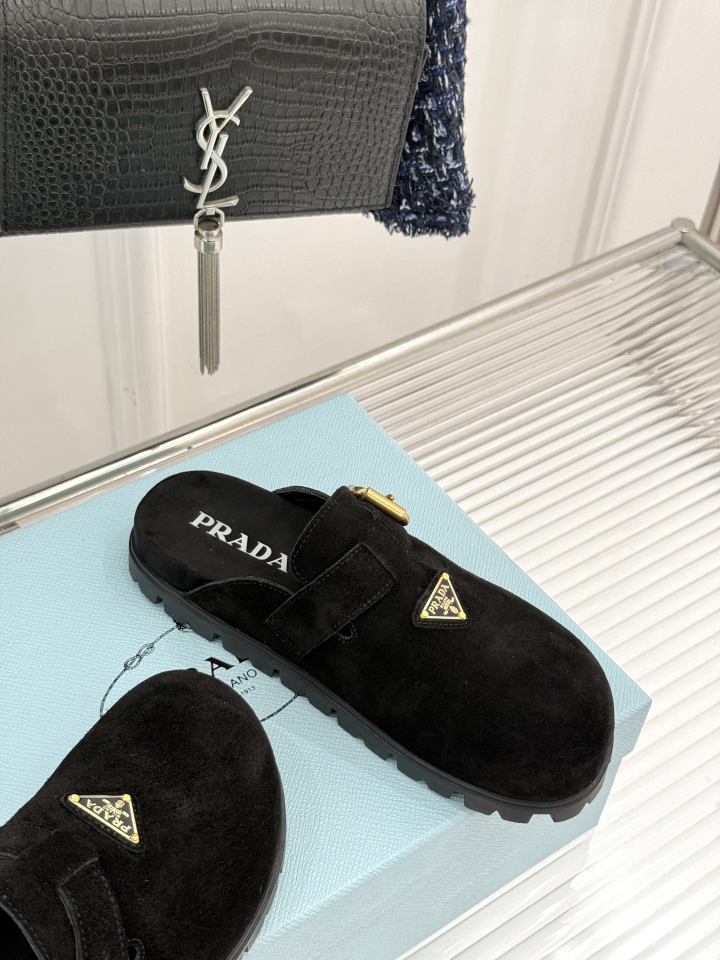 
Prada/普拉达经典春夏新品
三角标勃肯拖鞋
超轻无敌轻凉鞋加入夏日阵营
包头宽面的设计拯救不少鞋型