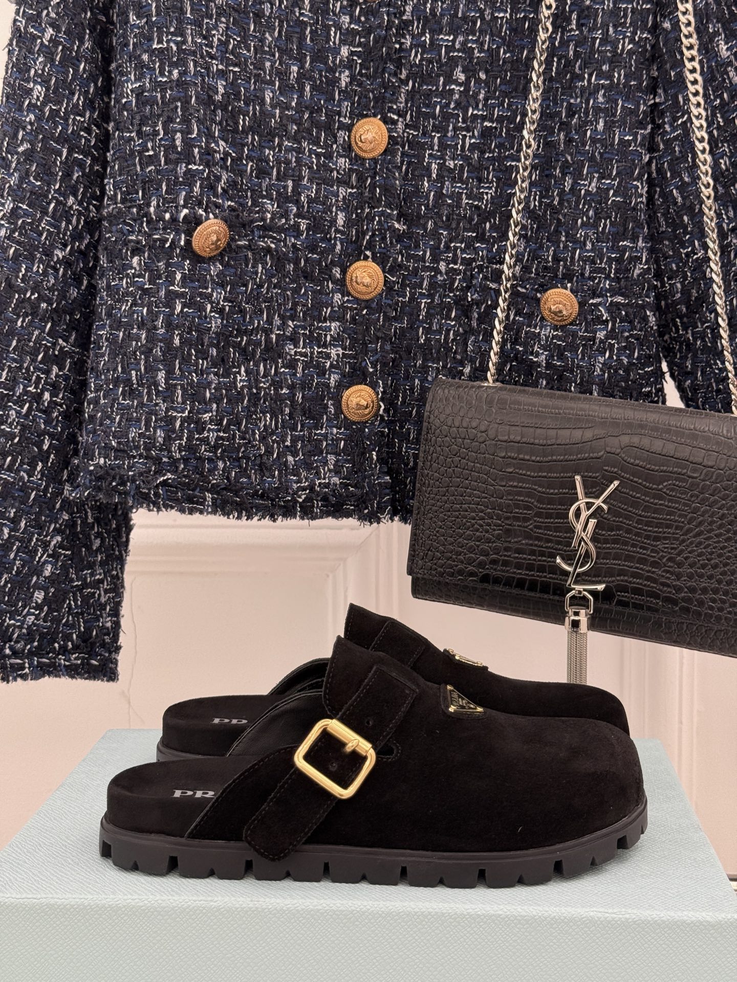 
Prada/普拉达经典春夏新品
三角标勃肯拖鞋
超轻无敌轻凉鞋加入夏日阵营
包头宽面的设计拯救不少鞋型