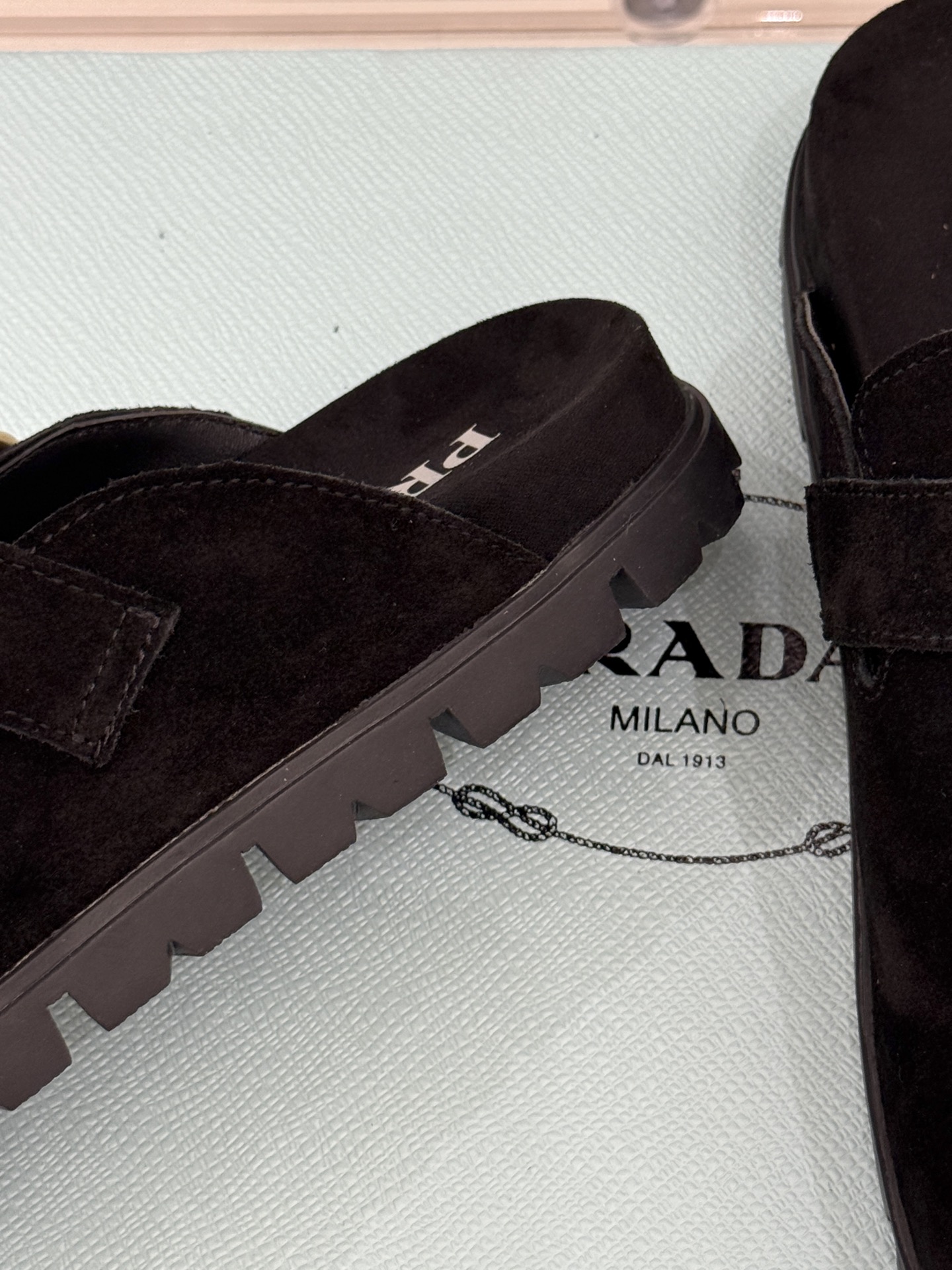 
Prada/普拉达经典春夏新品
三角标勃肯拖鞋
超轻无敌轻凉鞋加入夏日阵营
包头宽面的设计拯救不少鞋型