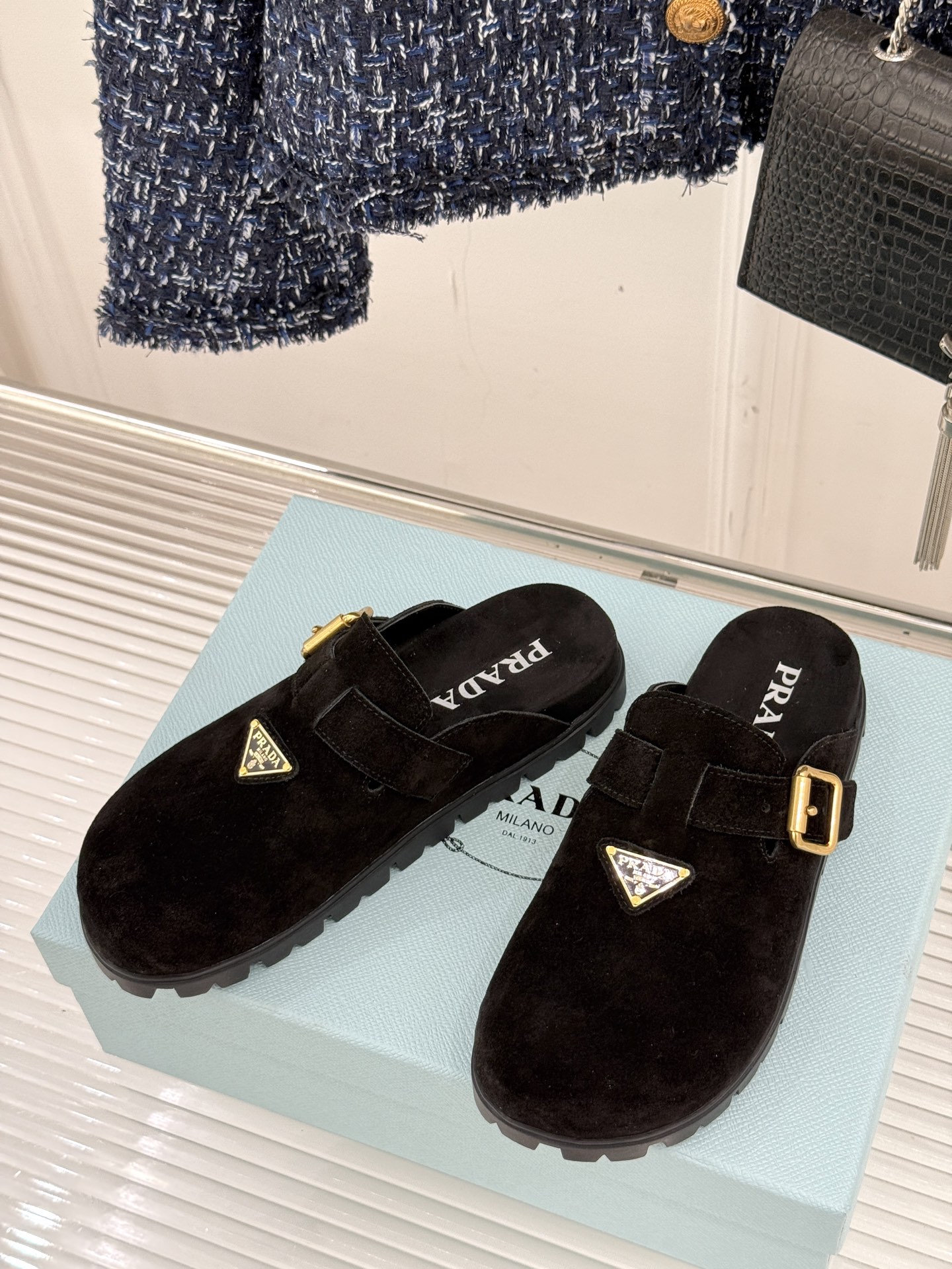
Prada/普拉达经典春夏新品
三角标勃肯拖鞋
超轻无敌轻凉鞋加入夏日阵营
包头宽面的设计拯救不少鞋型