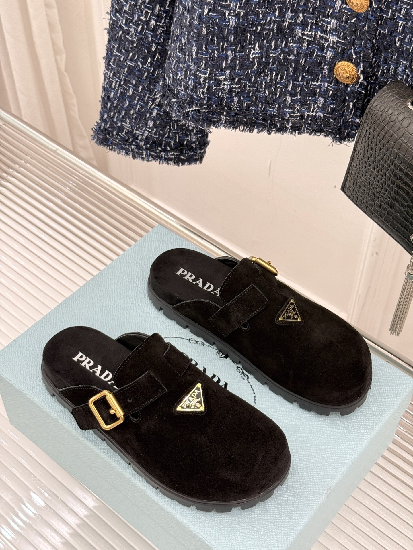 
Prada/普拉达经典春夏新品
三角标勃肯拖鞋
超轻无敌轻凉鞋加入夏日阵营
包头宽面的设计拯救不少鞋型