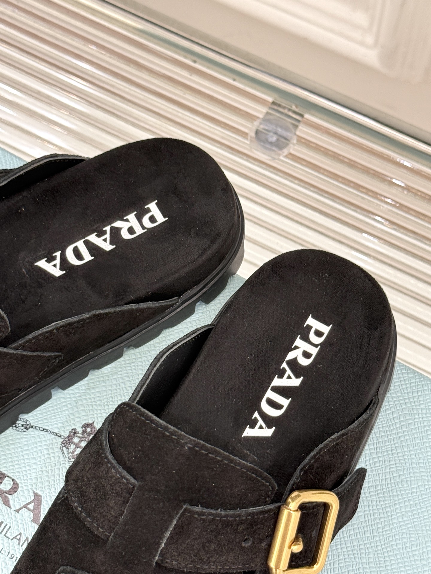 
Prada/普拉达经典春夏新品
三角标勃肯拖鞋
超轻无敌轻凉鞋加入夏日阵营
包头宽面的设计拯救不少鞋型