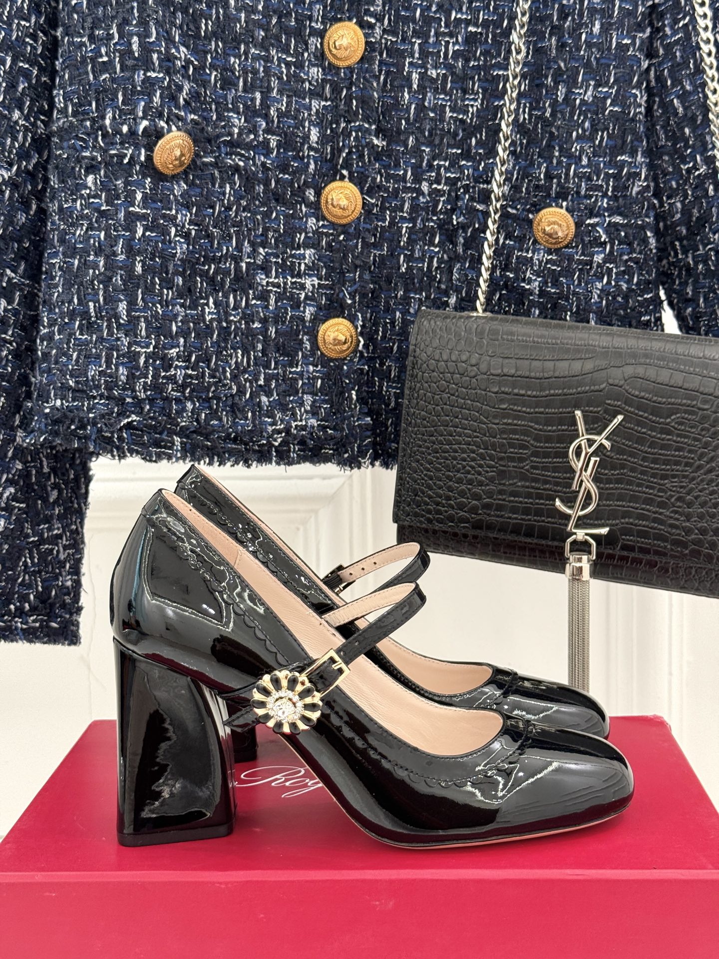 
Roger Vivier/ RV经典
水钻扣玛丽珍鞋
精致到骨子里的玛丽珍
不显成熟而是带有那种清纯感