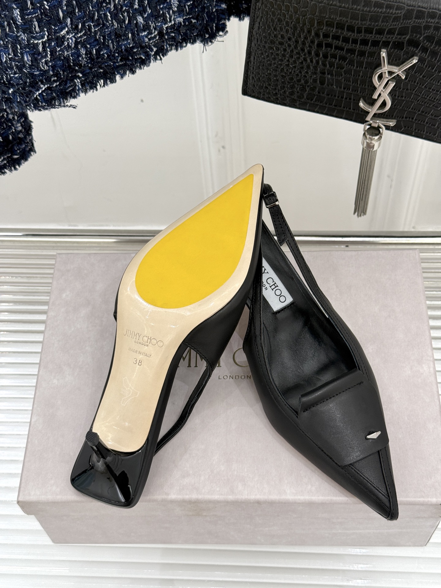 
Jimmy Choo｜吉米周25WF早春新品
高跟后空凉鞋
我们家JC一如既往品质优越 低调不失华丽 