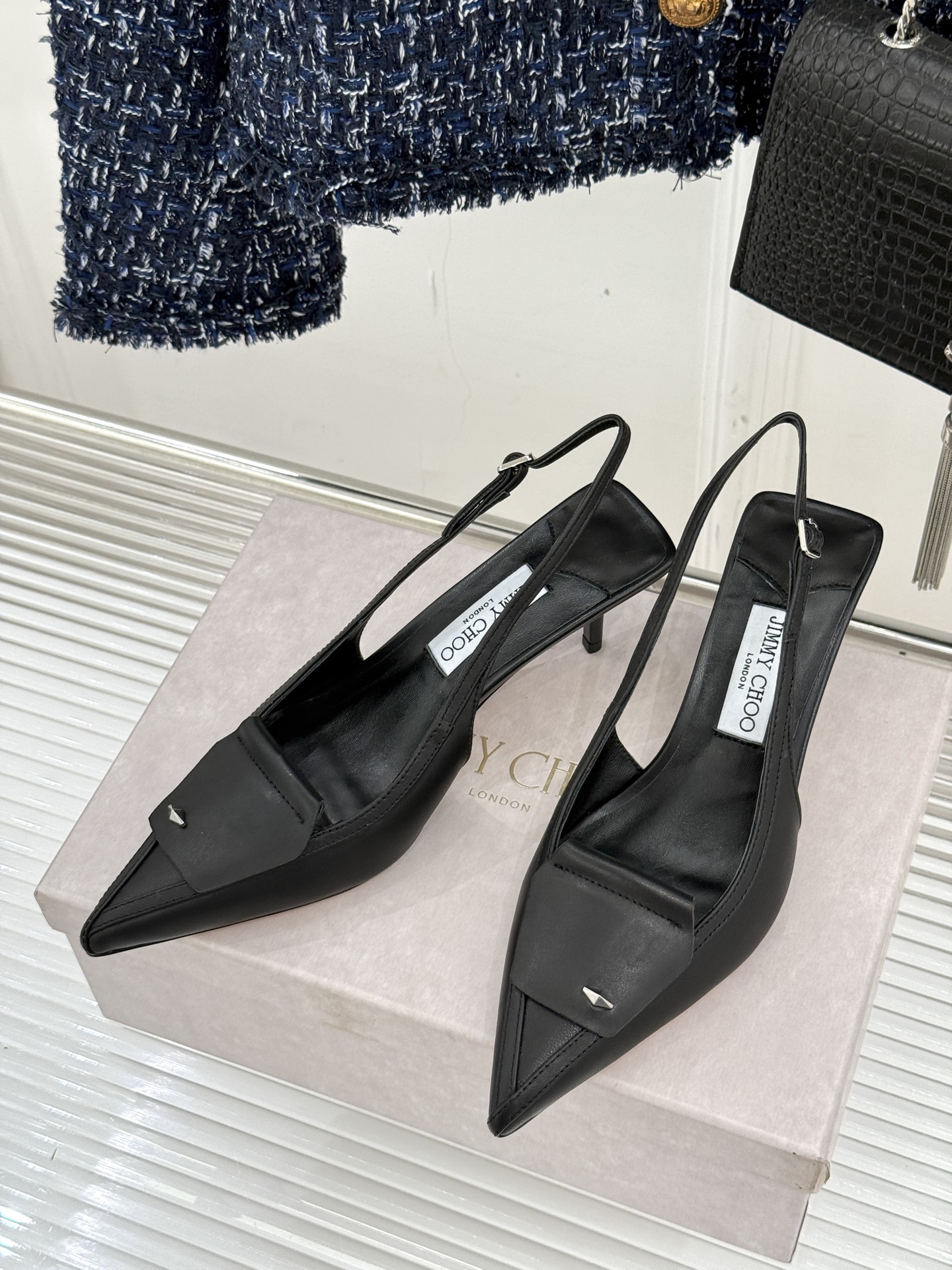 
Jimmy Choo｜吉米周25WF早春新品
高跟后空凉鞋
我们家JC一如既往品质优越 低调不失华丽 