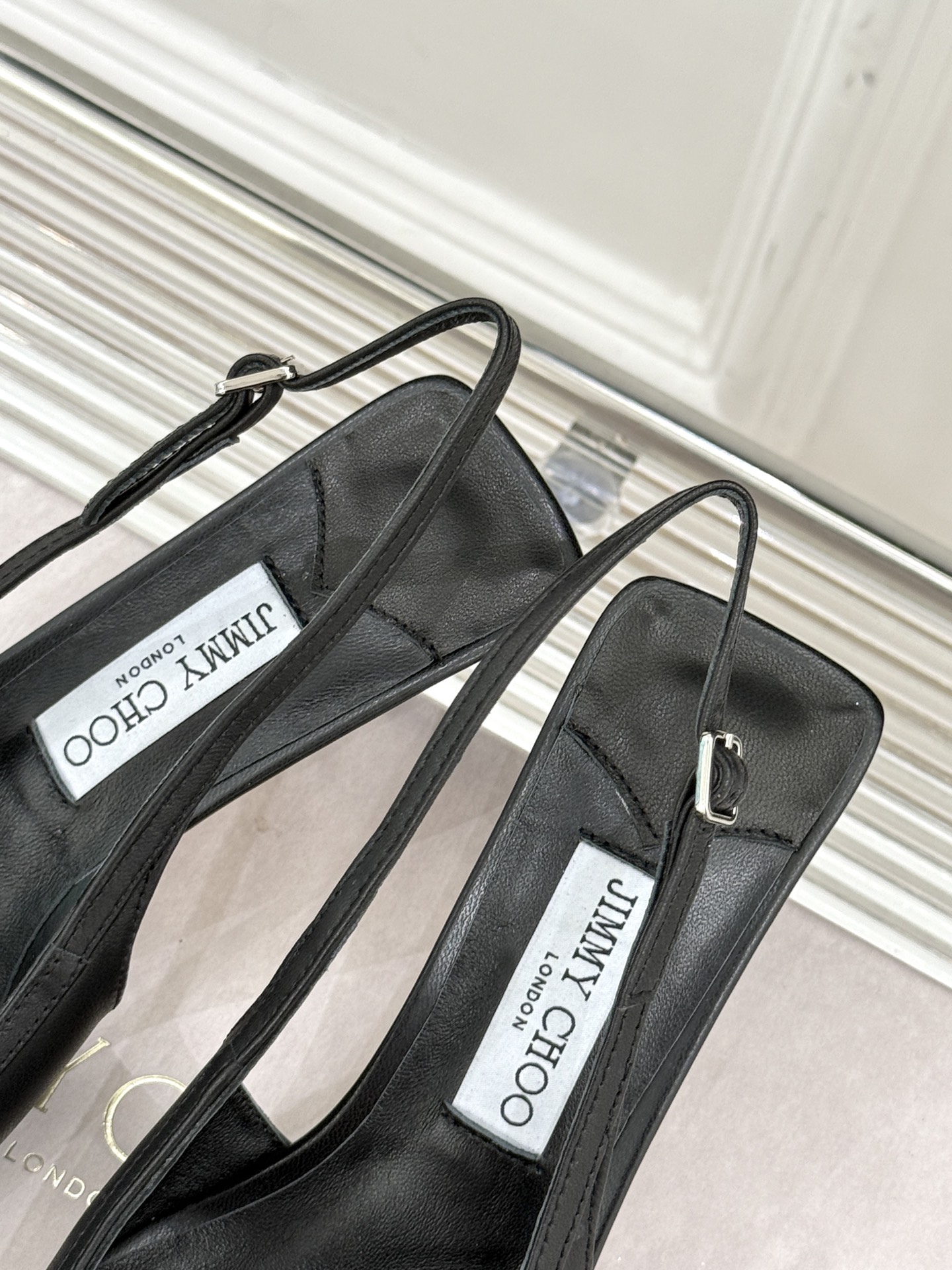 
Jimmy Choo｜吉米周25WF早春新品
高跟后空凉鞋
我们家JC一如既往品质优越 低调不失华丽 