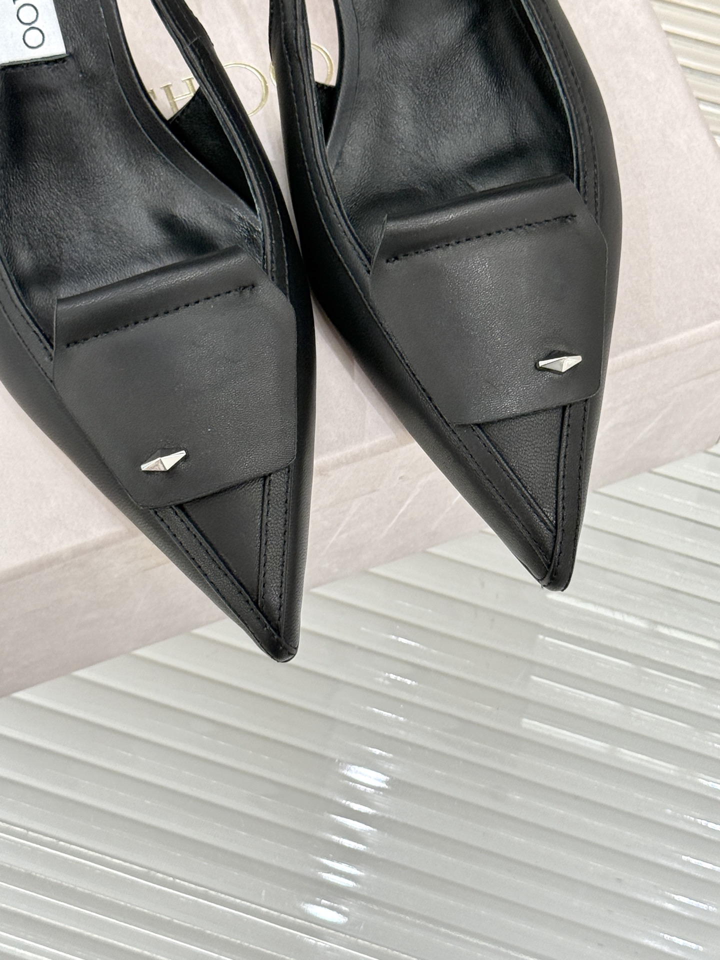 
Jimmy Choo｜吉米周25WF早春新品
高跟后空凉鞋
我们家JC一如既往品质优越 低调不失华丽 