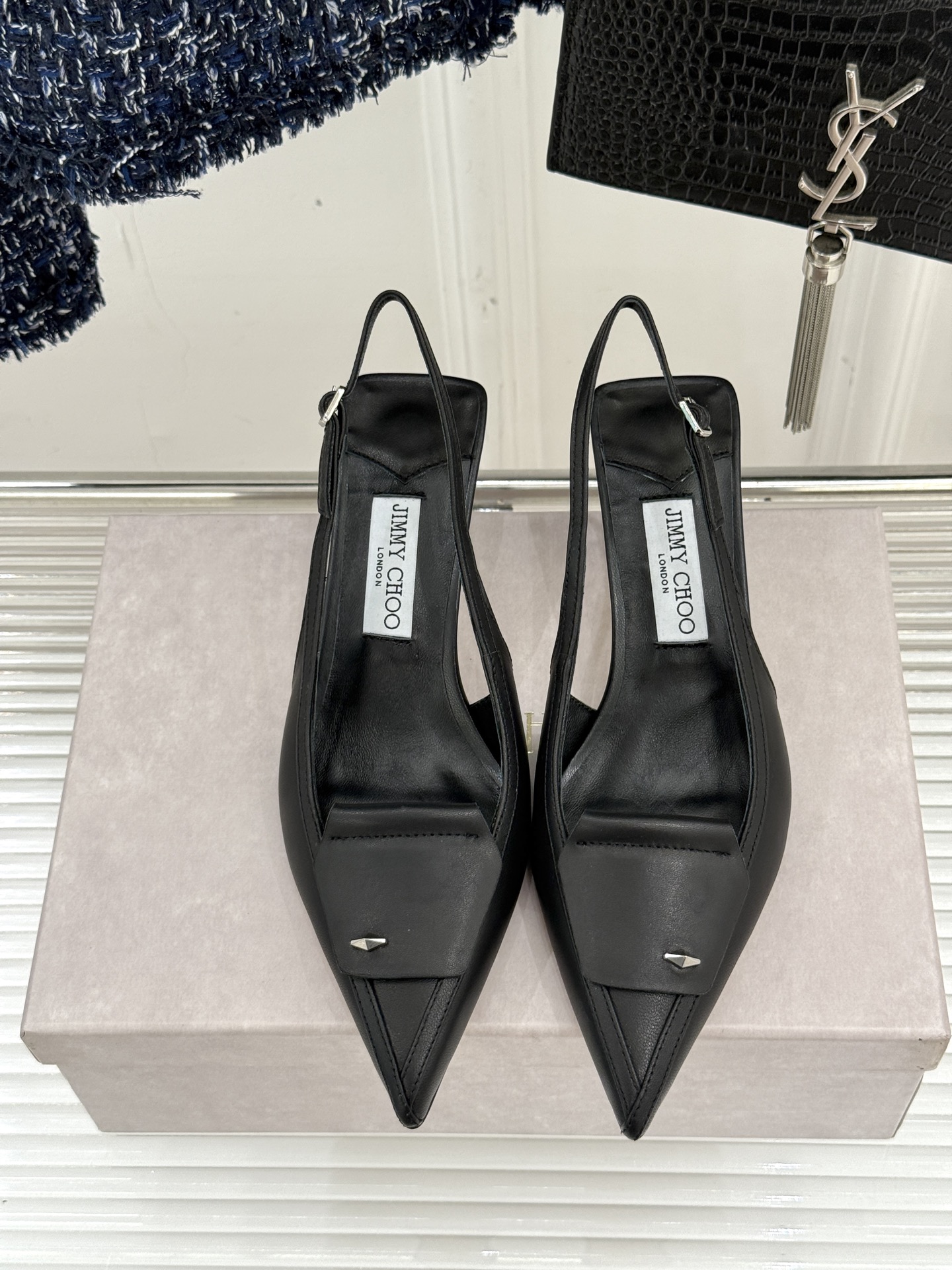 
Jimmy Choo｜吉米周25WF早春新品
高跟后空凉鞋
我们家JC一如既往品质优越 低调不失华丽 