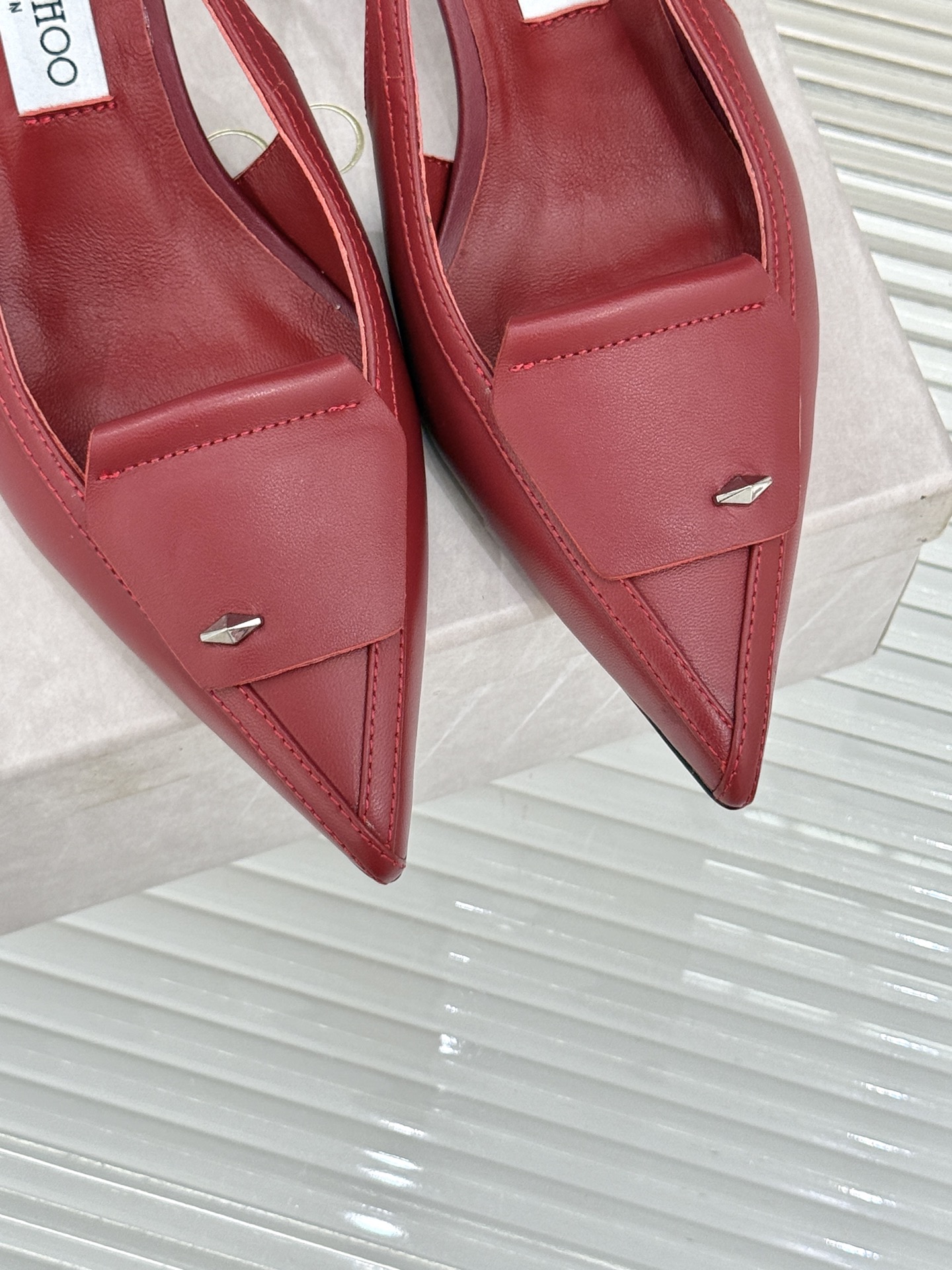 
Jimmy Choo｜吉米周25WF早春新品
高跟后空凉鞋
我们家JC一如既往品质优越 低调不失华丽 