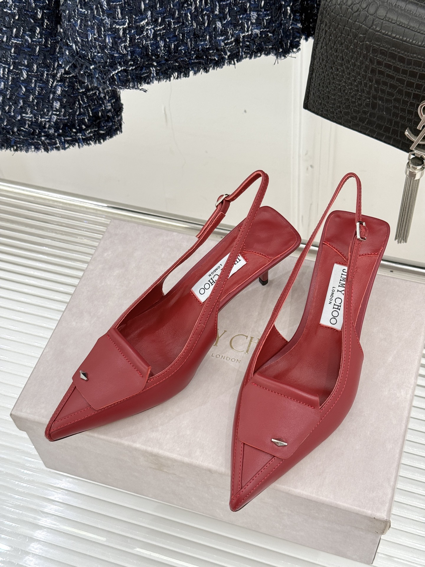 
Jimmy Choo｜吉米周25WF早春新品
高跟后空凉鞋
我们家JC一如既往品质优越 低调不失华丽 