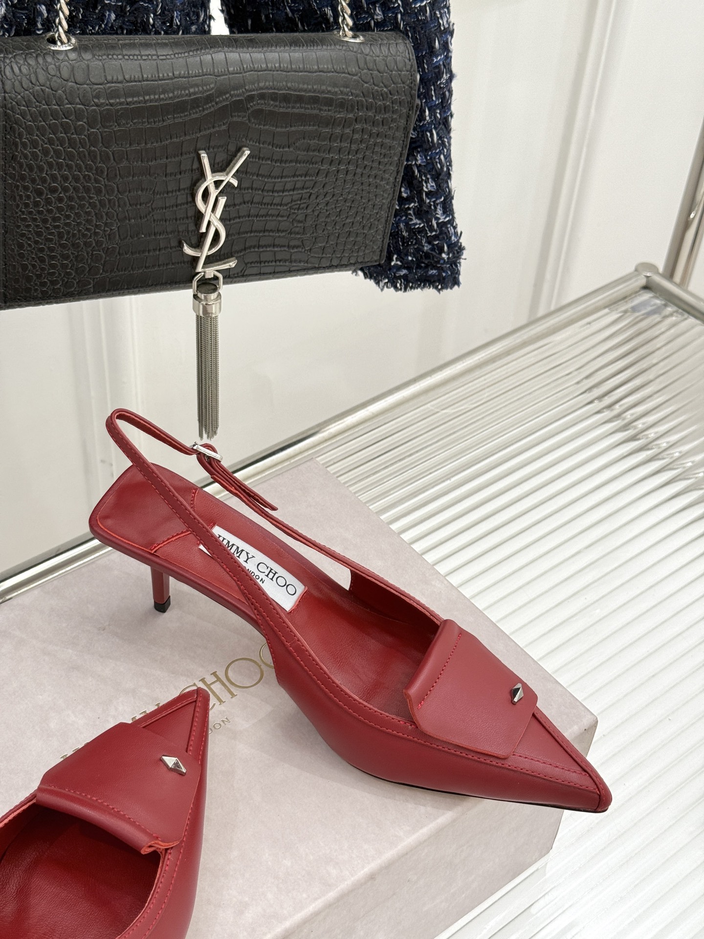 
Jimmy Choo｜吉米周25WF早春新品
高跟后空凉鞋
我们家JC一如既往品质优越 低调不失华丽 