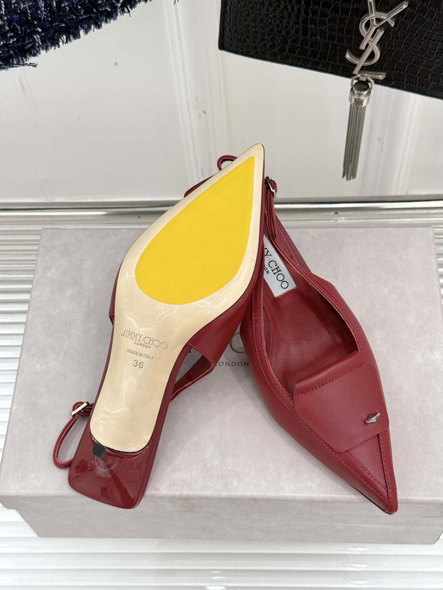 
Jimmy Choo｜吉米周25WF早春新品
高跟后空凉鞋
我们家JC一如既往品质优越 低调不失华丽 