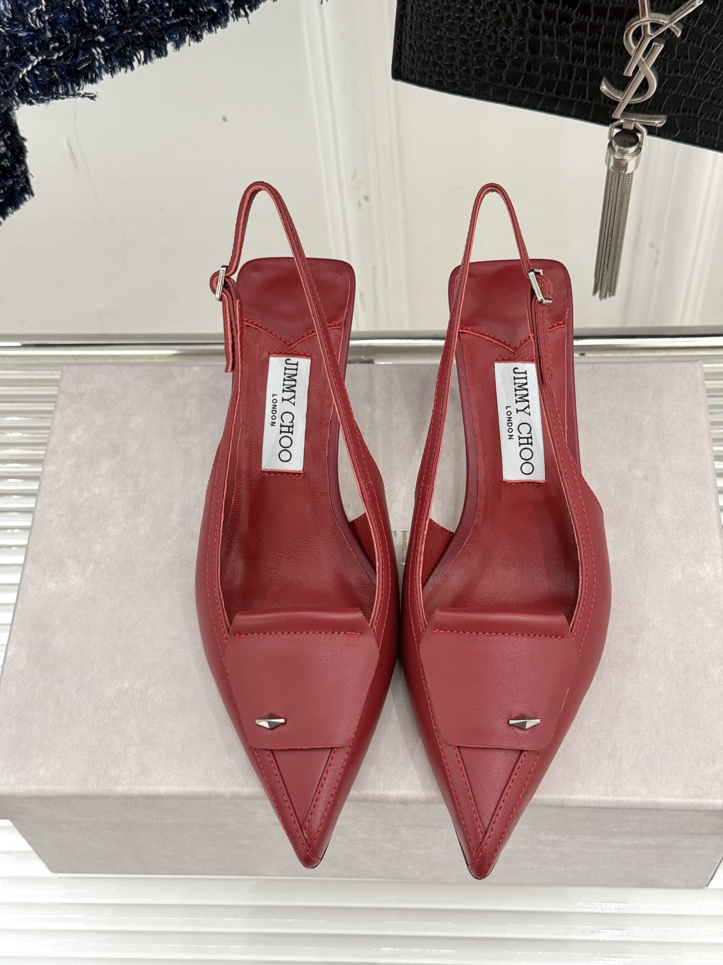 
Jimmy Choo｜吉米周25WF早春新品
高跟后空凉鞋
我们家JC一如既往品质优越 低调不失华丽 