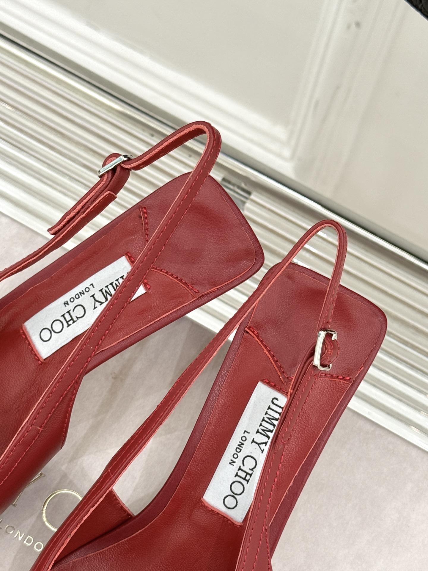 
Jimmy Choo｜吉米周25WF早春新品
高跟后空凉鞋
我们家JC一如既往品质优越 低调不失华丽 