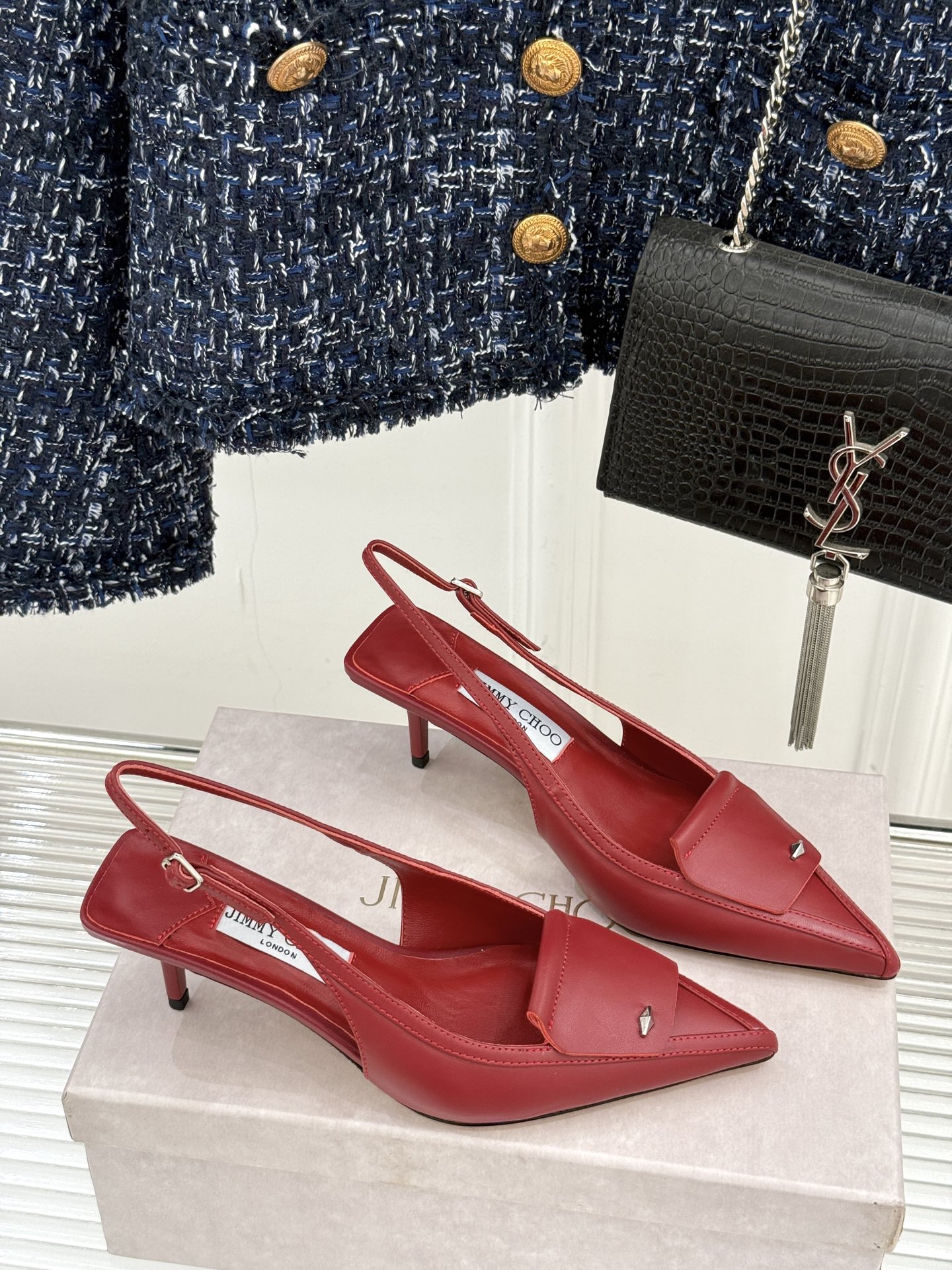 
Jimmy Choo｜吉米周25WF早春新品
高跟后空凉鞋
我们家JC一如既往品质优越 低调不失华丽 