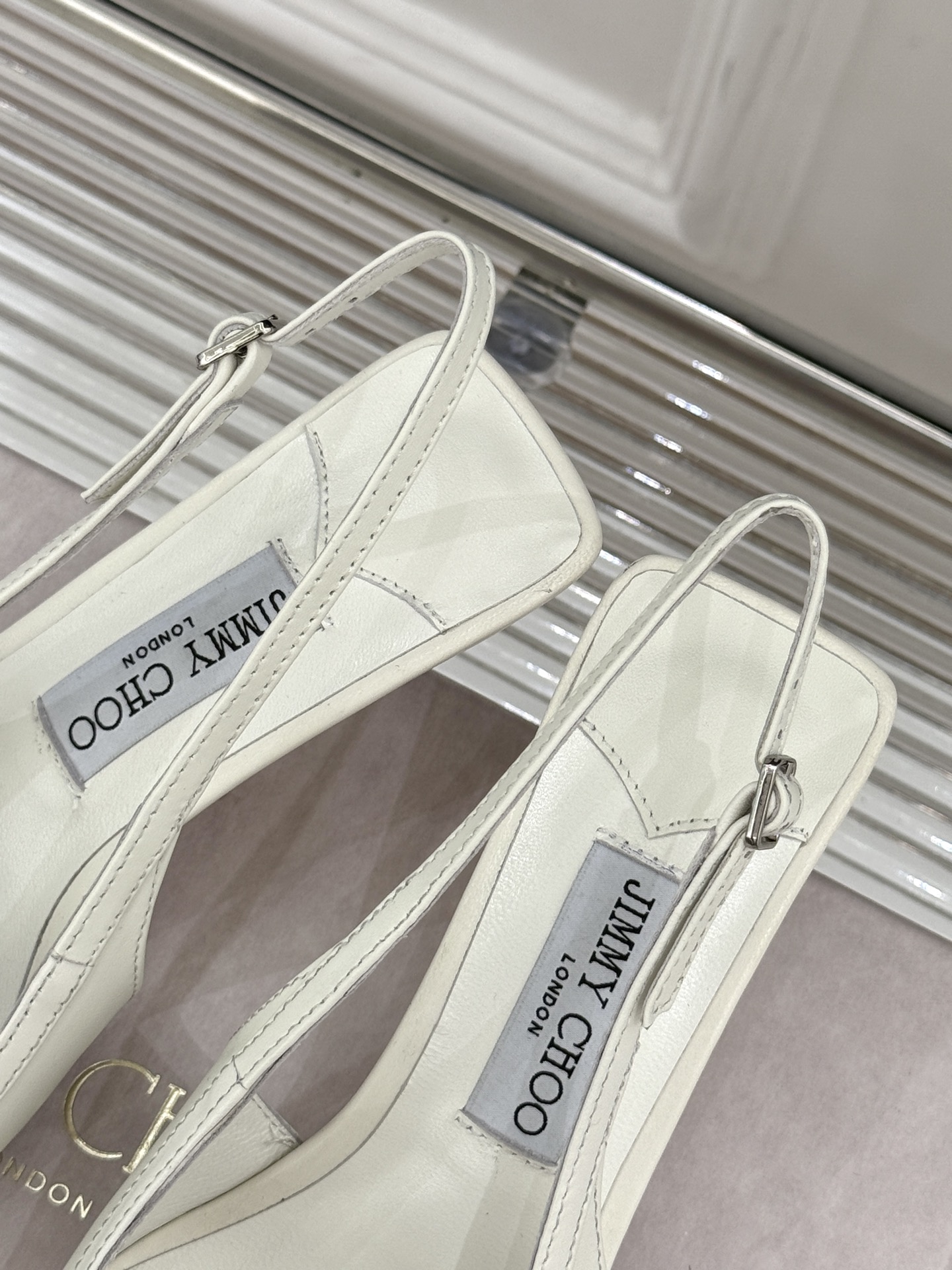 
Jimmy Choo｜吉米周25WF早春新品
高跟后空凉鞋
我们家JC一如既往品质优越 低调不失华丽 