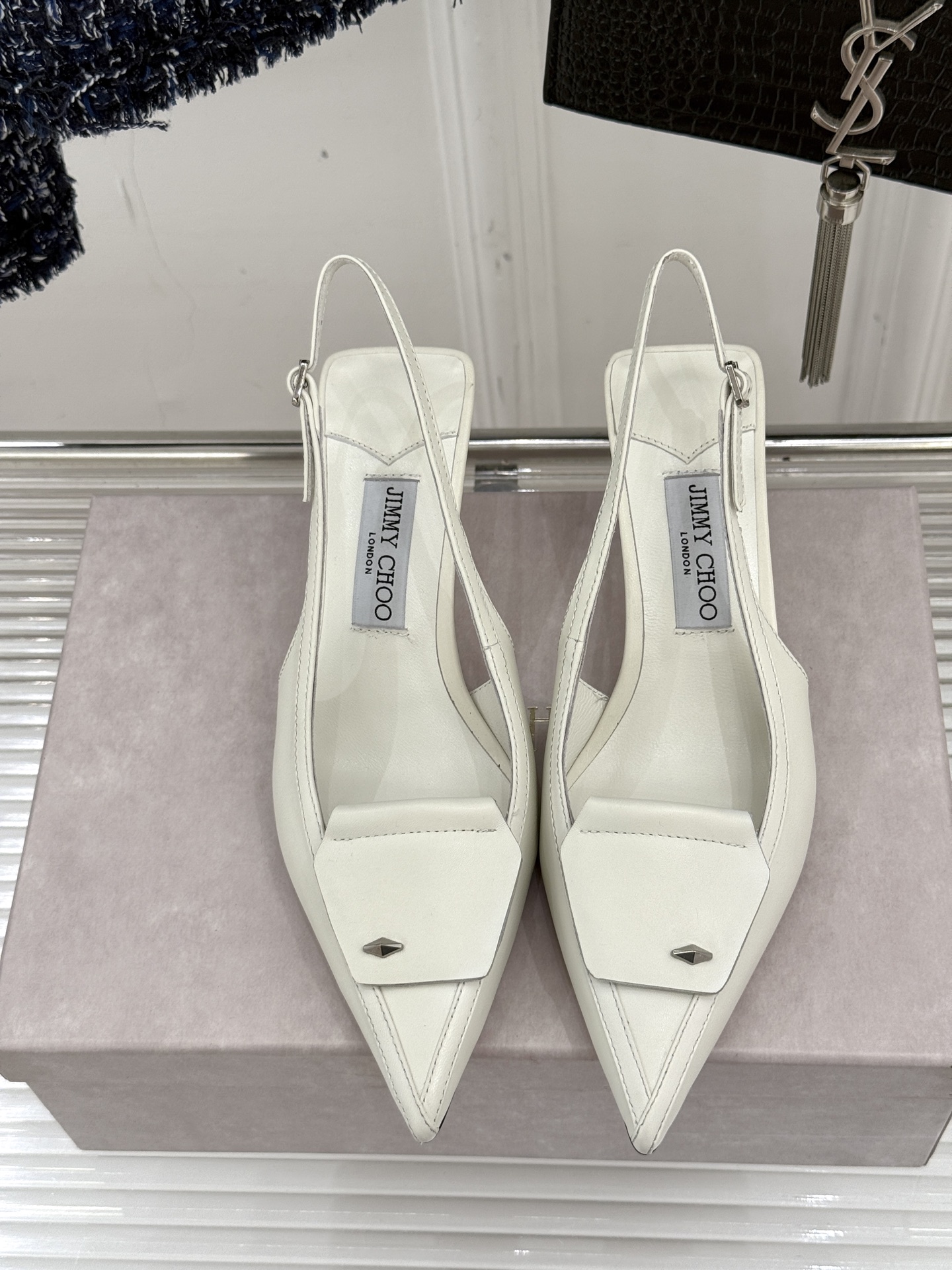 
Jimmy Choo｜吉米周25WF早春新品
高跟后空凉鞋
我们家JC一如既往品质优越 低调不失华丽 
