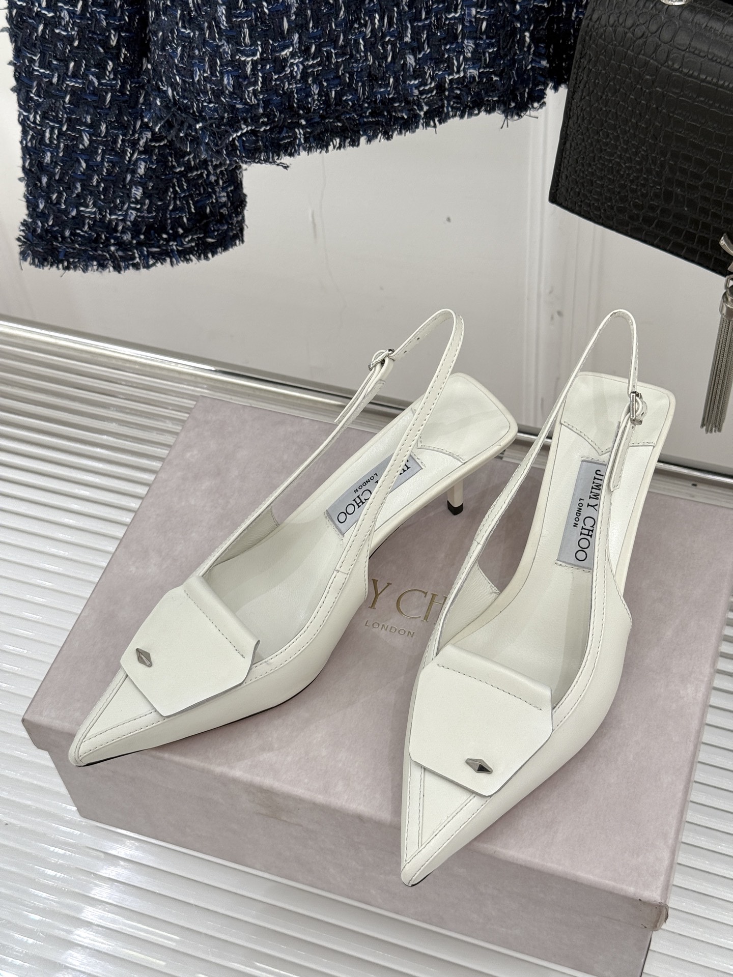 
Jimmy Choo｜吉米周25WF早春新品
高跟后空凉鞋
我们家JC一如既往品质优越 低调不失华丽 