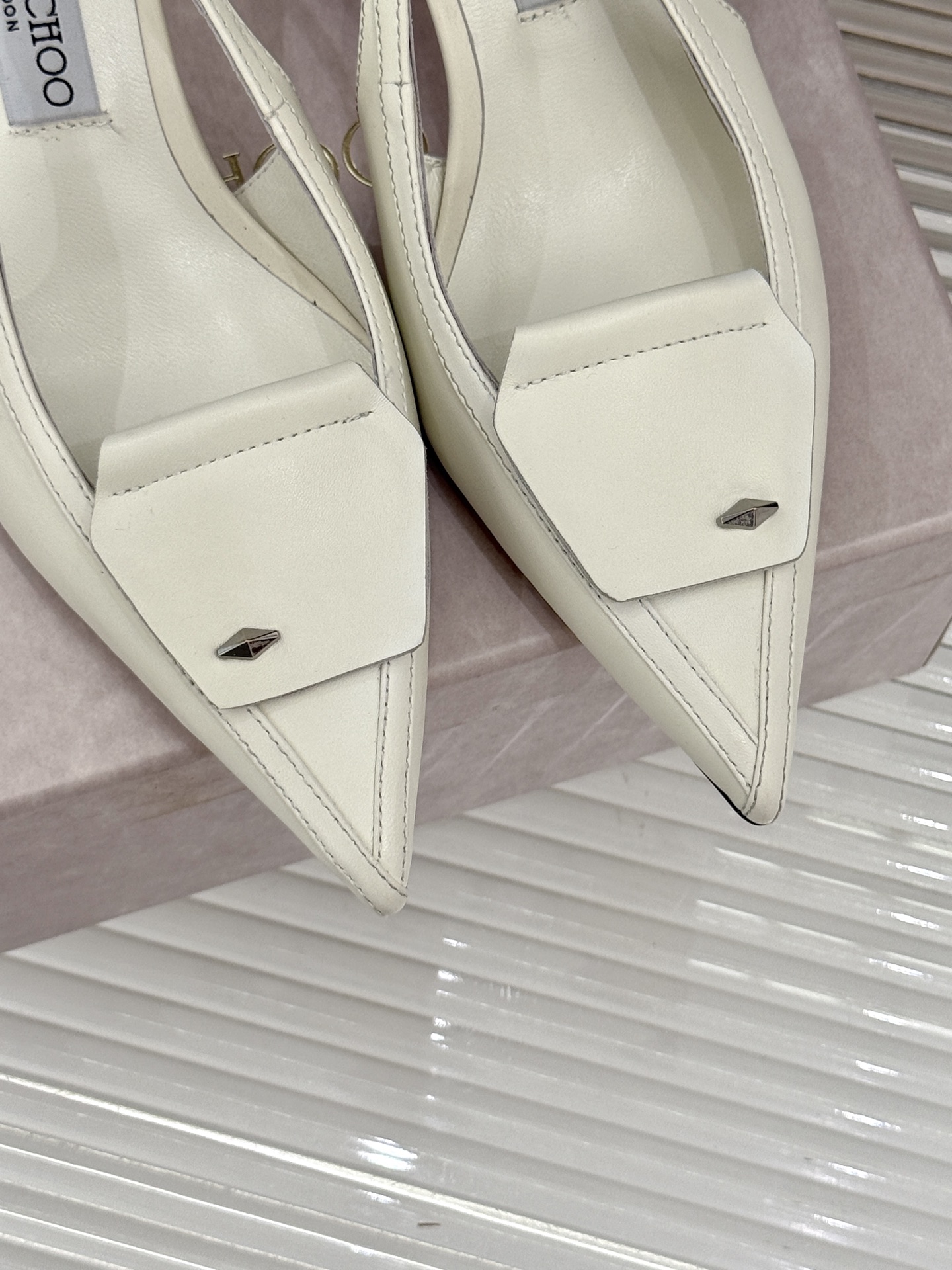 
Jimmy Choo｜吉米周25WF早春新品
高跟后空凉鞋
我们家JC一如既往品质优越 低调不失华丽 