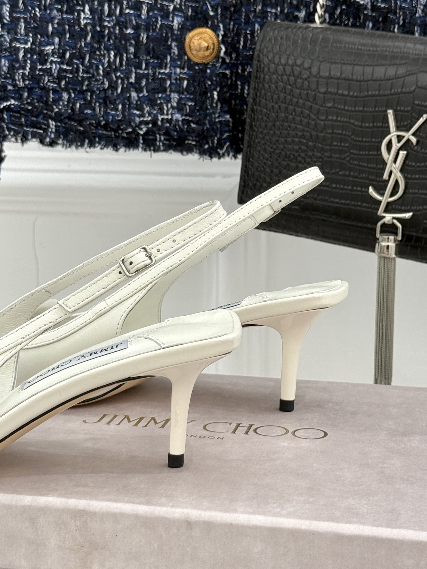 
Jimmy Choo｜吉米周25WF早春新品
高跟后空凉鞋
我们家JC一如既往品质优越 低调不失华丽 