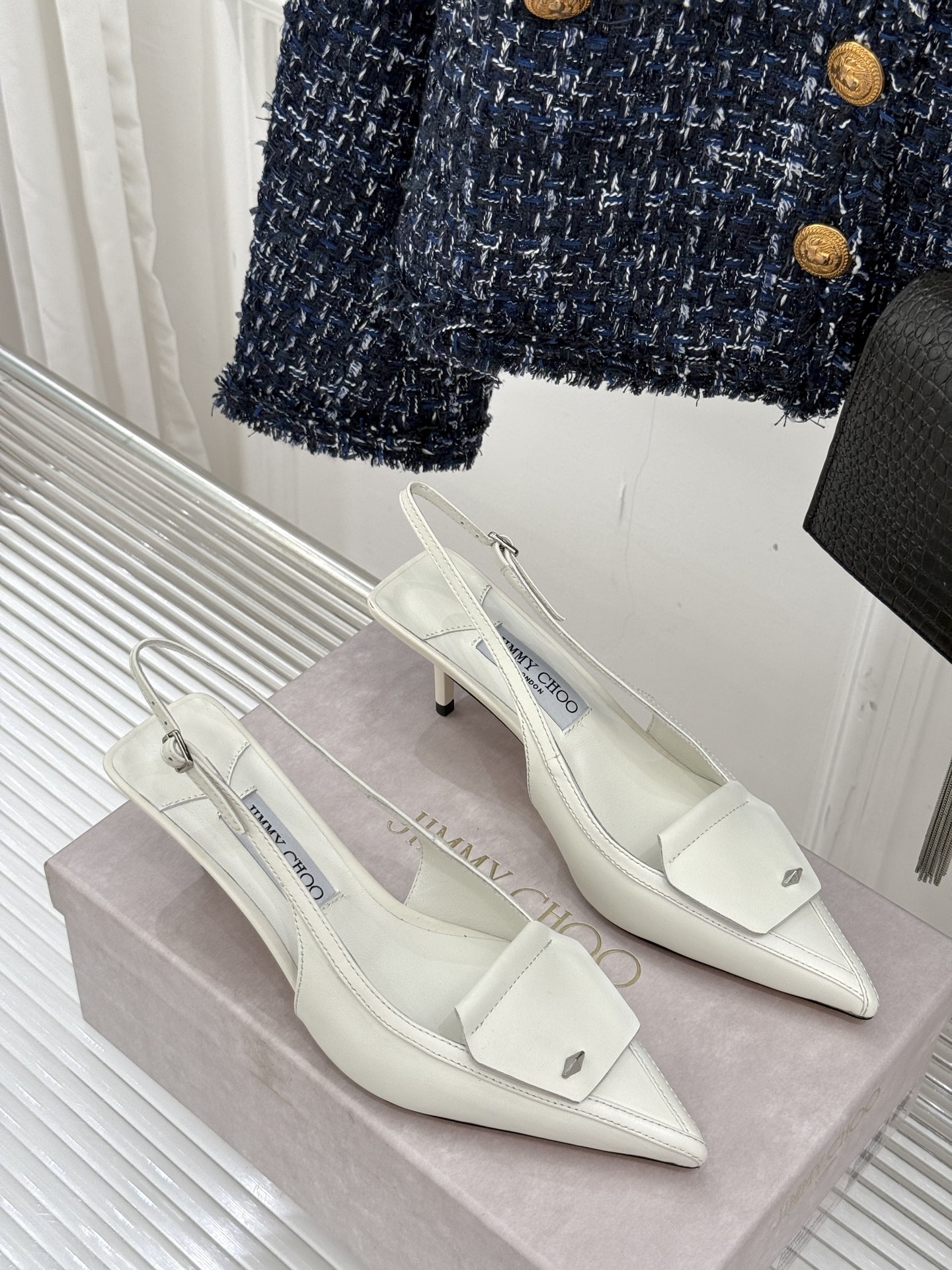 
Jimmy Choo｜吉米周25WF早春新品
高跟后空凉鞋
我们家JC一如既往品质优越 低调不失华丽 