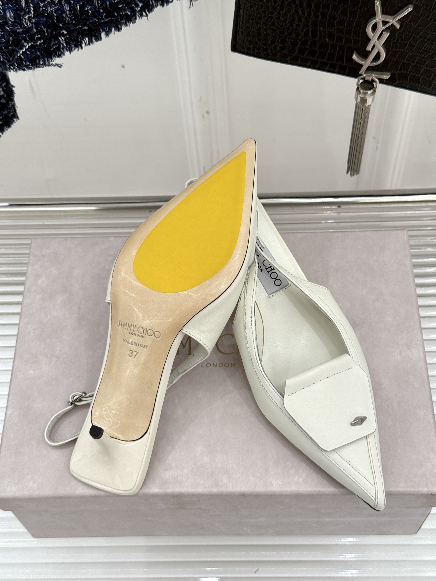 
Jimmy Choo｜吉米周25WF早春新品
高跟后空凉鞋
我们家JC一如既往品质优越 低调不失华丽 