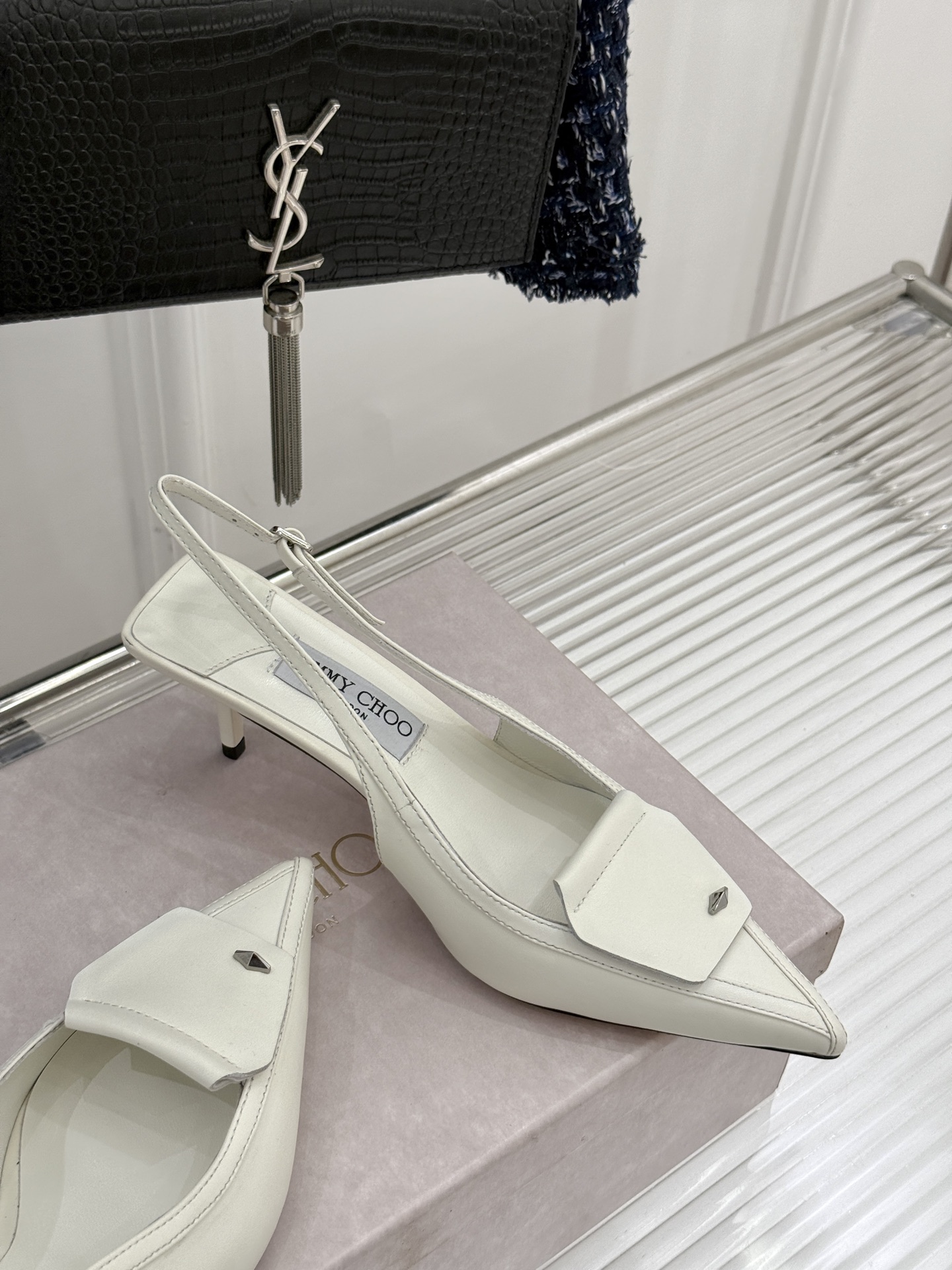
Jimmy Choo｜吉米周25WF早春新品
高跟后空凉鞋
我们家JC一如既往品质优越 低调不失华丽 