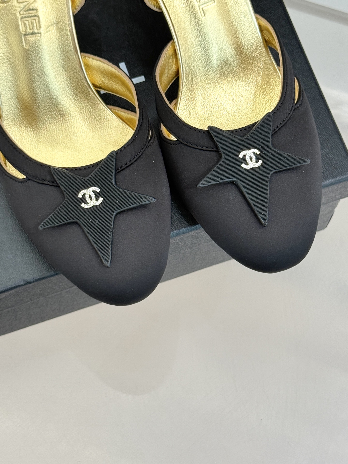
CHANE*｜小香25C早春新品
五角星双C高跟凉鞋
香家的这款中古系列真的太美了
真的把女人的优雅知