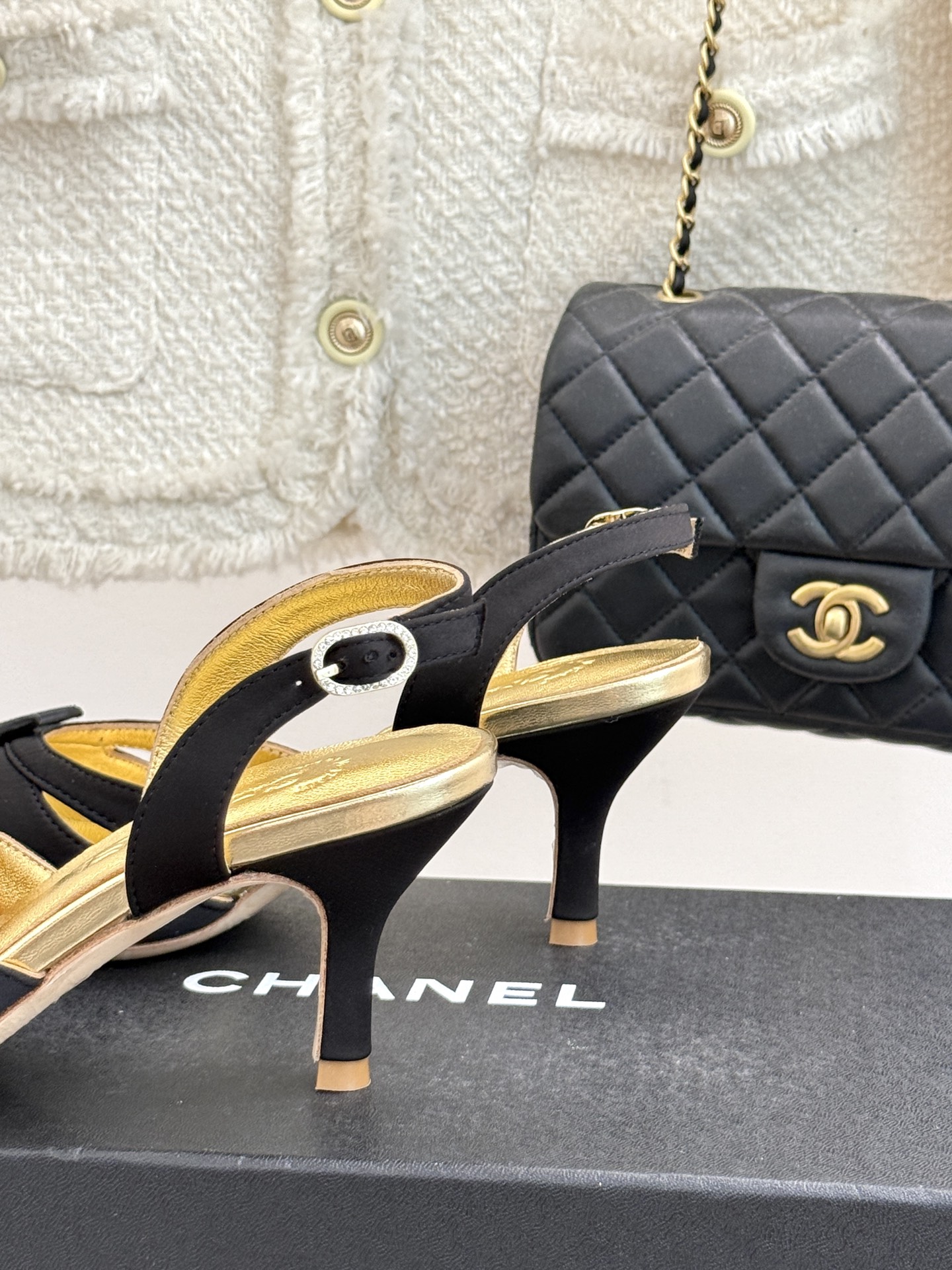 
CHANE*｜小香25C早春新品
五角星双C高跟凉鞋
香家的这款中古系列真的太美了
真的把女人的优雅知