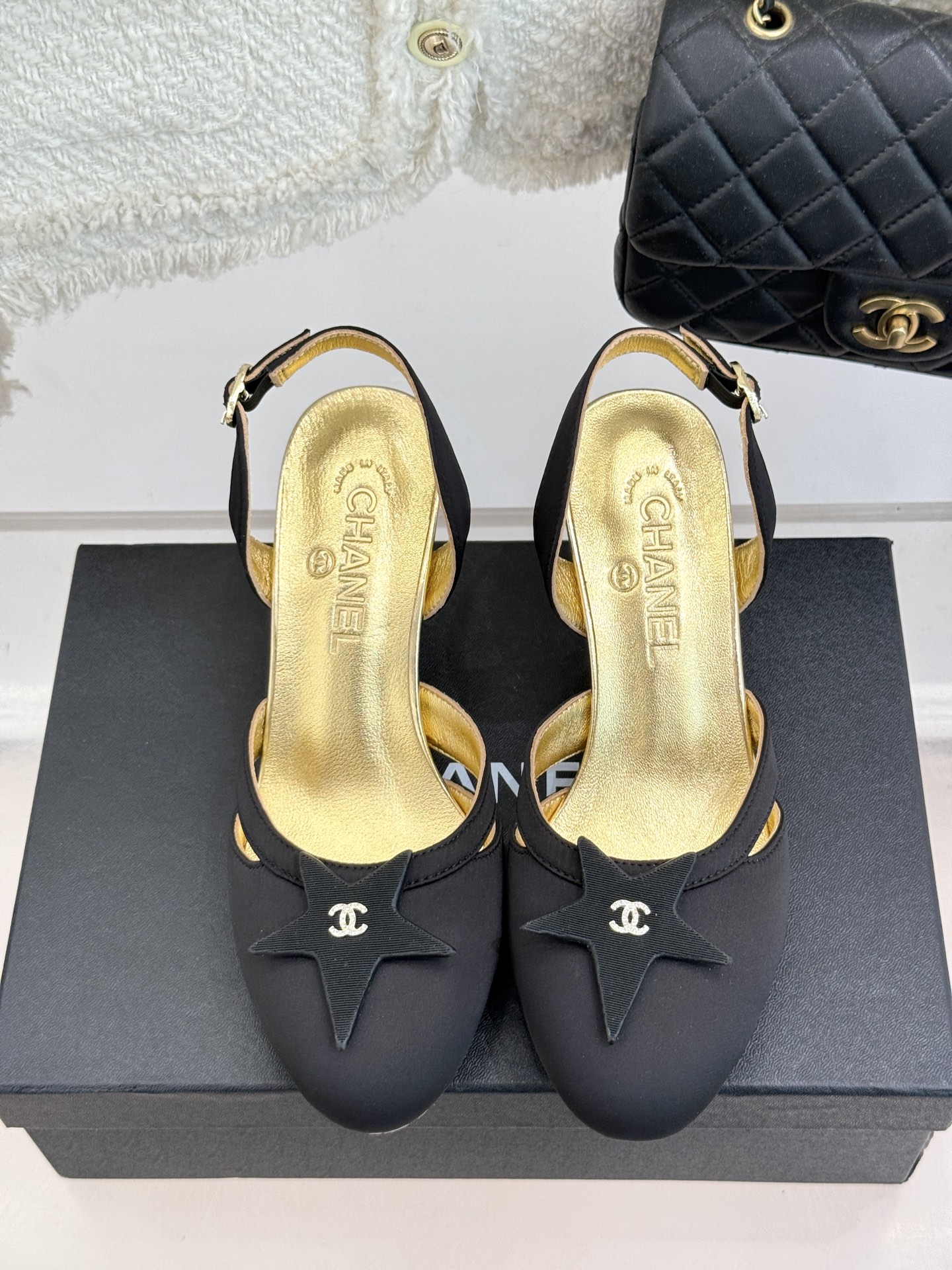 
CHANE*｜小香25C早春新品
五角星双C高跟凉鞋
香家的这款中古系列真的太美了
真的把女人的优雅知