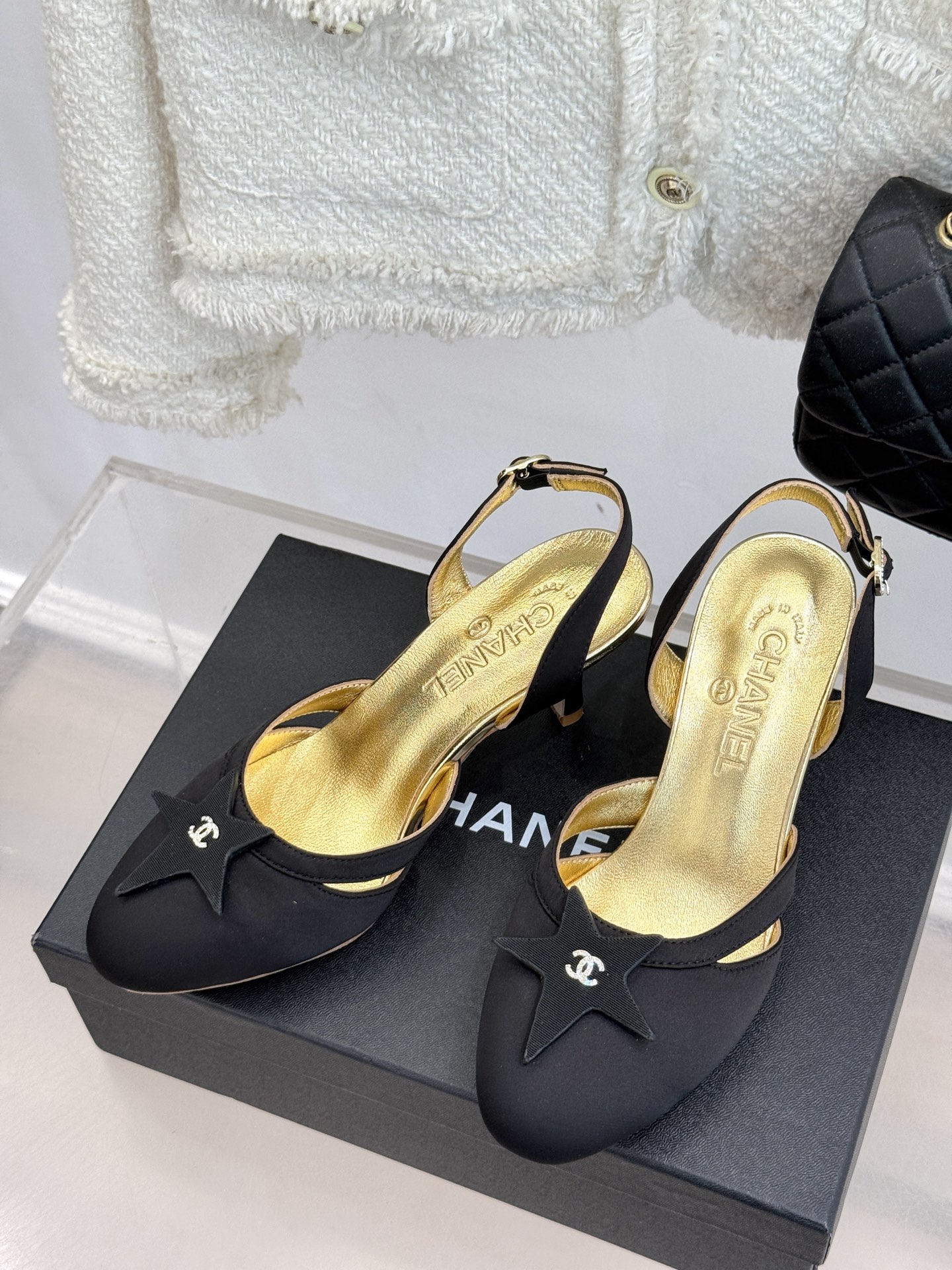 
CHANE*｜小香25C早春新品
五角星双C高跟凉鞋
香家的这款中古系列真的太美了
真的把女人的优雅知