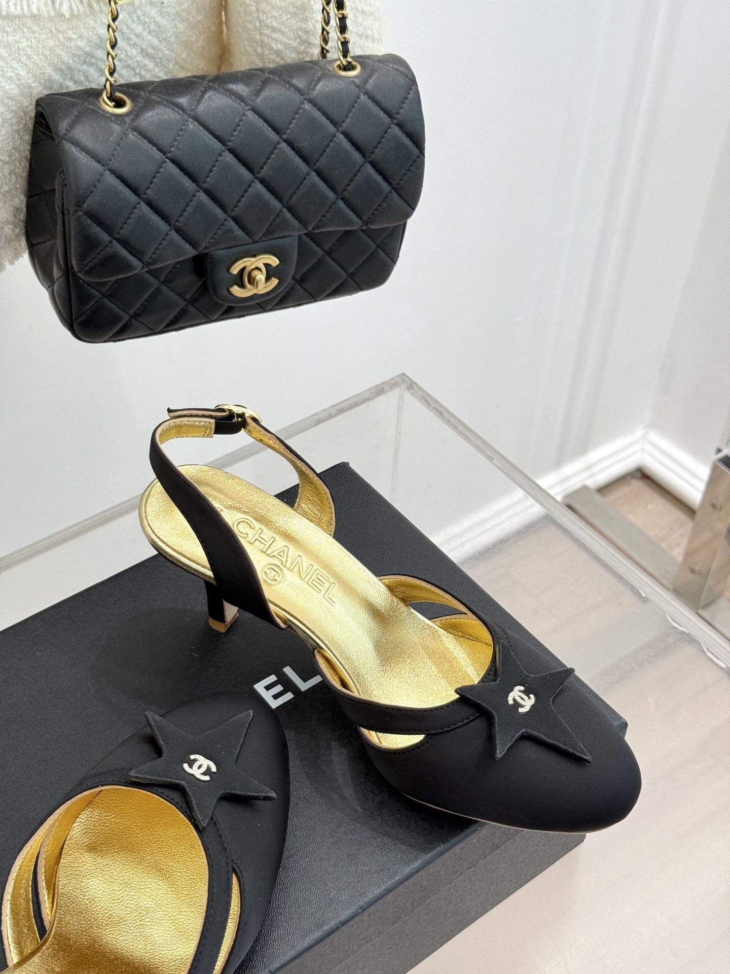 
CHANE*｜小香25C早春新品
五角星双C高跟凉鞋
香家的这款中古系列真的太美了
真的把女人的优雅知