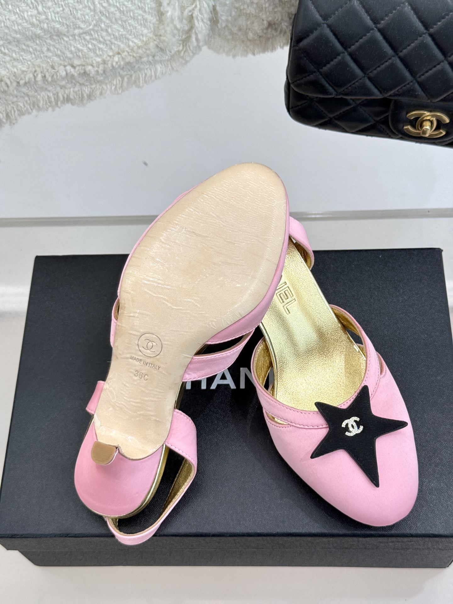 
CHANE*｜小香25C早春新品
五角星双C高跟凉鞋
香家的这款中古系列真的太美了
真的把女人的优雅知