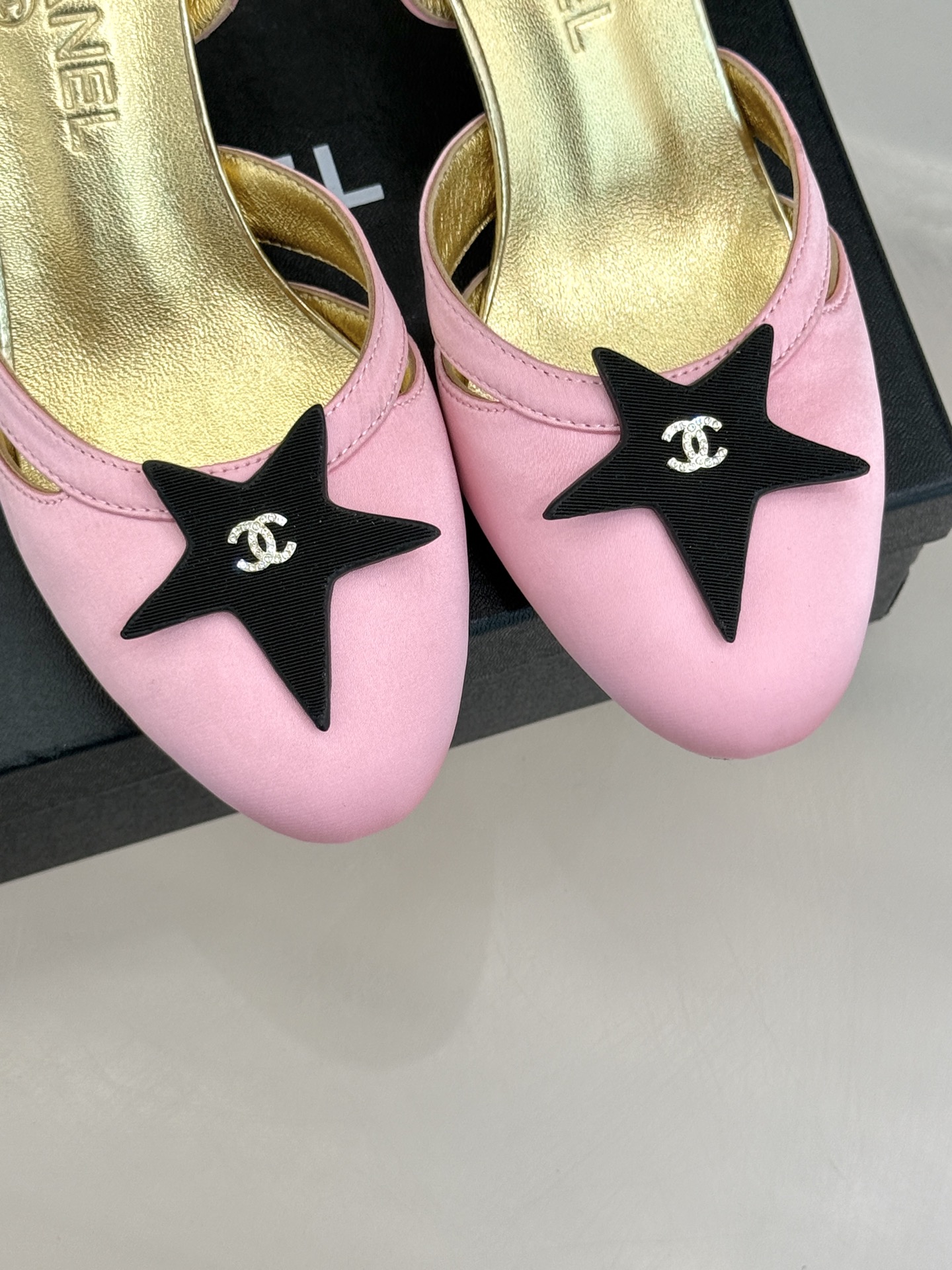 
CHANE*｜小香25C早春新品
五角星双C高跟凉鞋
香家的这款中古系列真的太美了
真的把女人的优雅知
