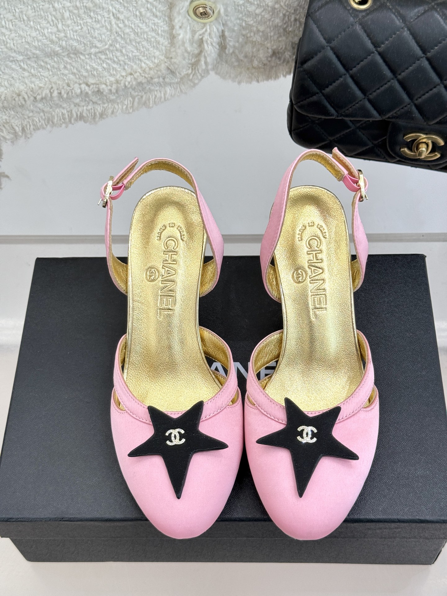 
CHANE*｜小香25C早春新品
五角星双C高跟凉鞋
香家的这款中古系列真的太美了
真的把女人的优雅知
