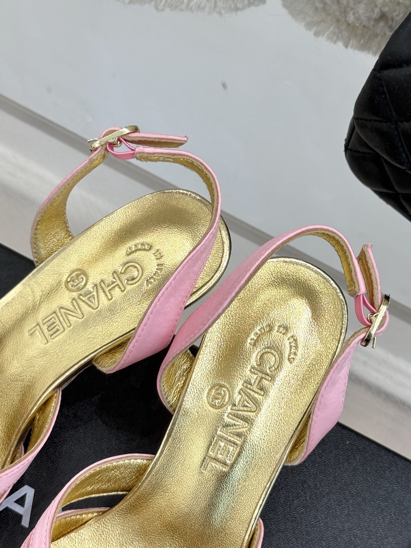 
CHANE*｜小香25C早春新品
五角星双C高跟凉鞋
香家的这款中古系列真的太美了
真的把女人的优雅知