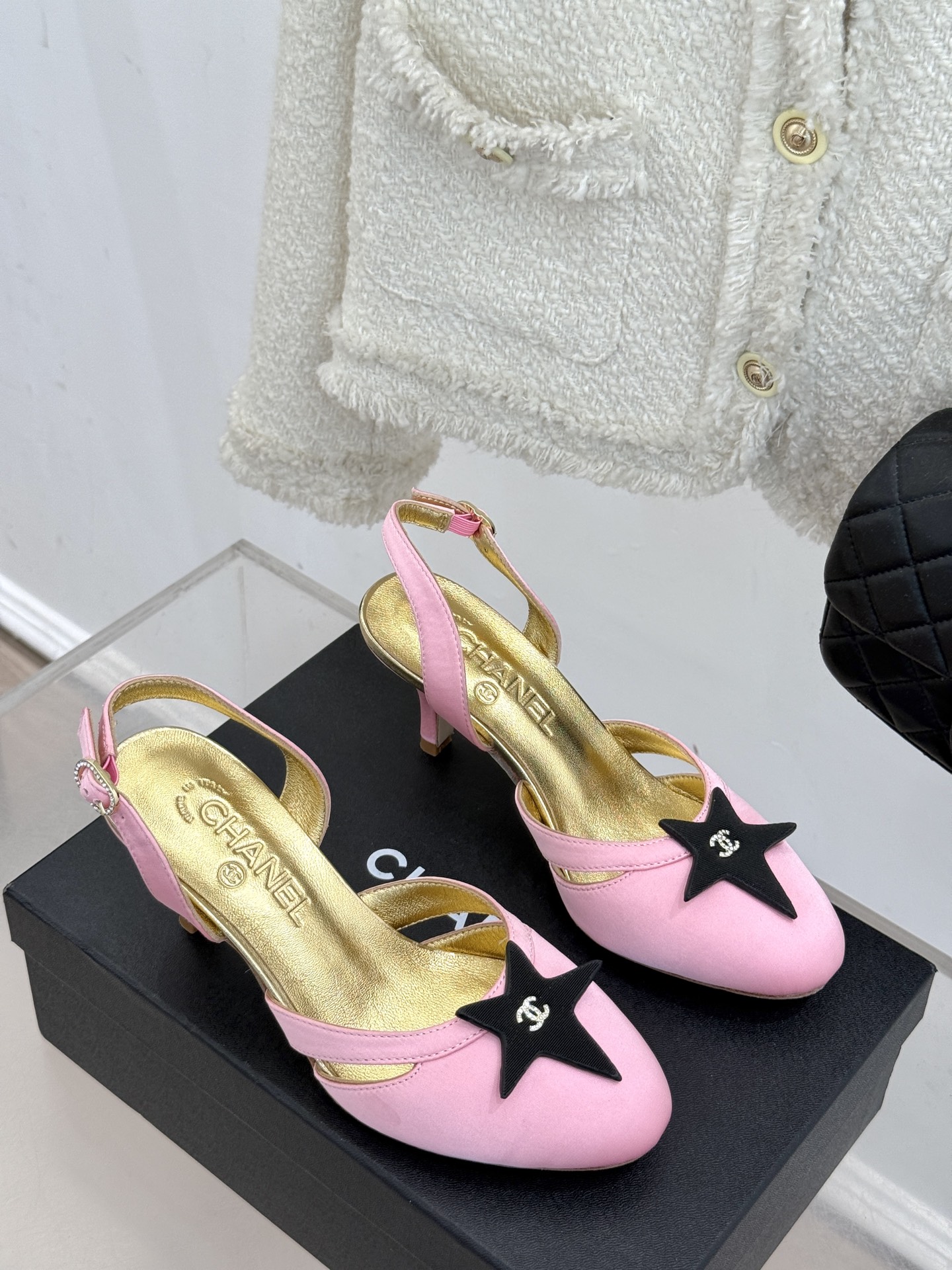 
CHANE*｜小香25C早春新品
五角星双C高跟凉鞋
香家的这款中古系列真的太美了
真的把女人的优雅知
