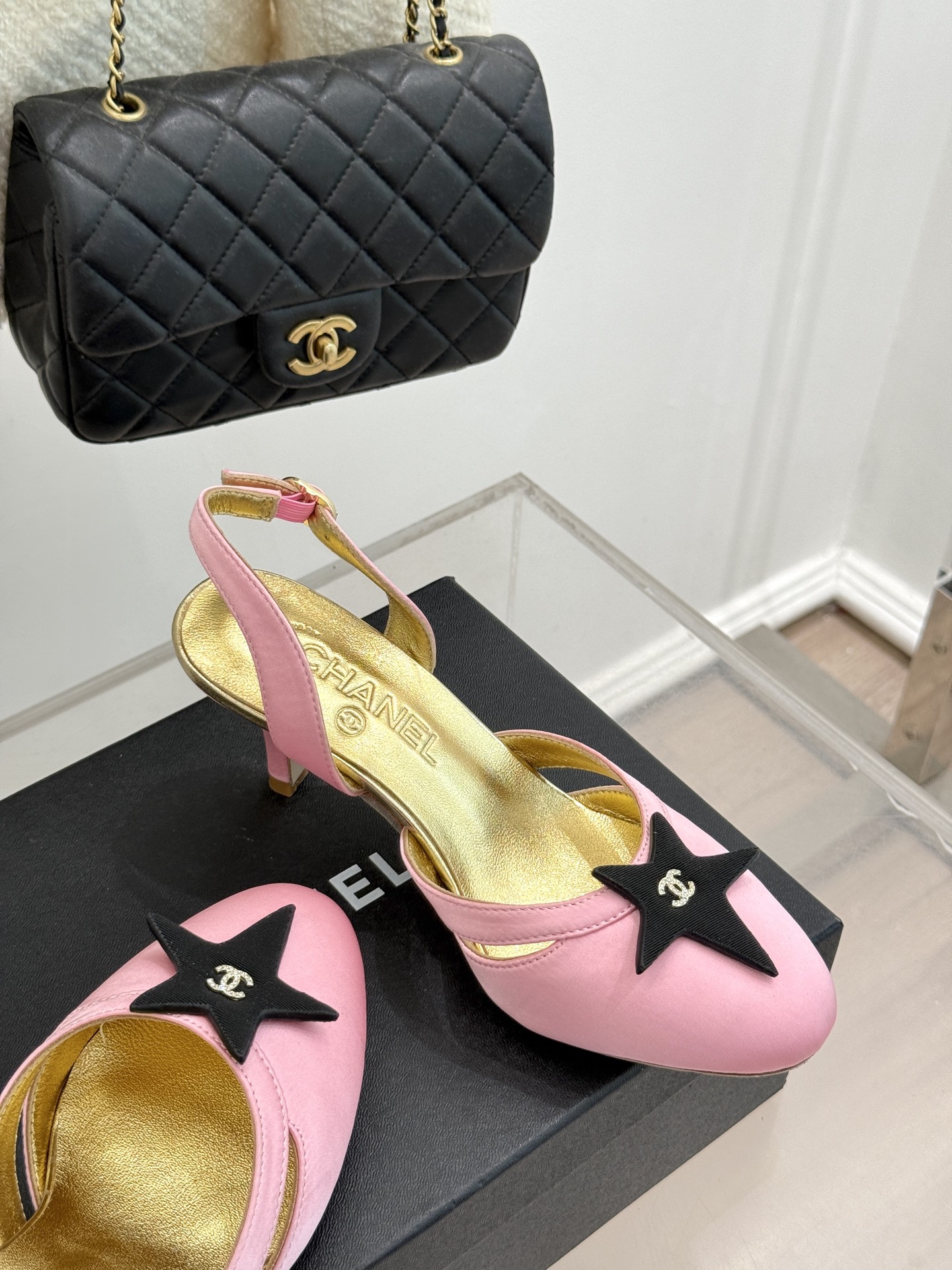 
CHANE*｜小香25C早春新品
五角星双C高跟凉鞋
香家的这款中古系列真的太美了
真的把女人的优雅知