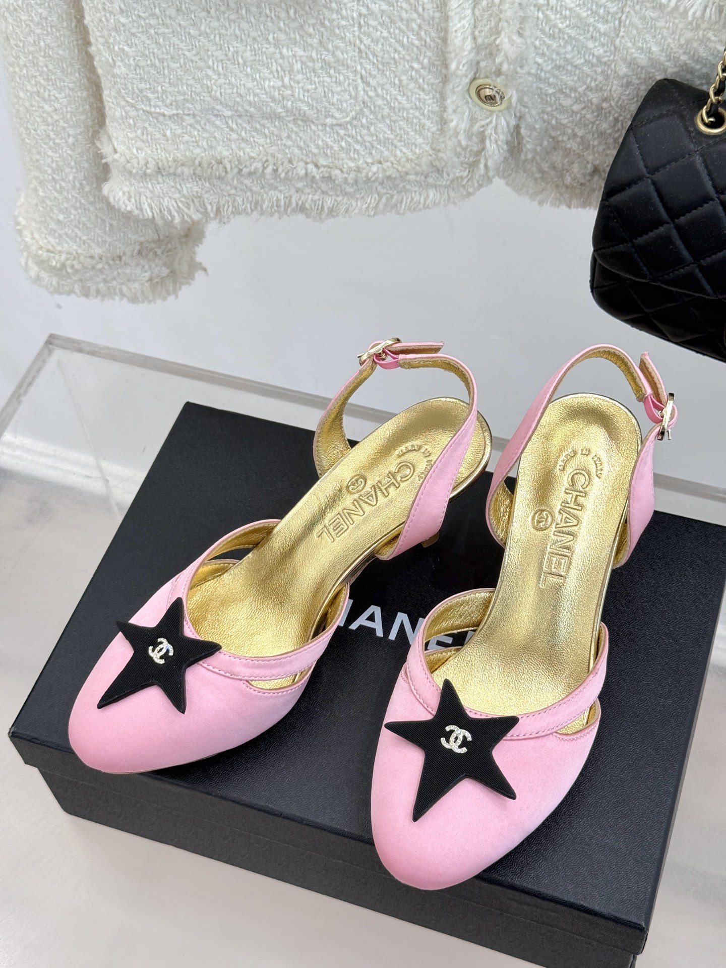 
CHANE*｜小香25C早春新品
五角星双C高跟凉鞋
香家的这款中古系列真的太美了
真的把女人的优雅知